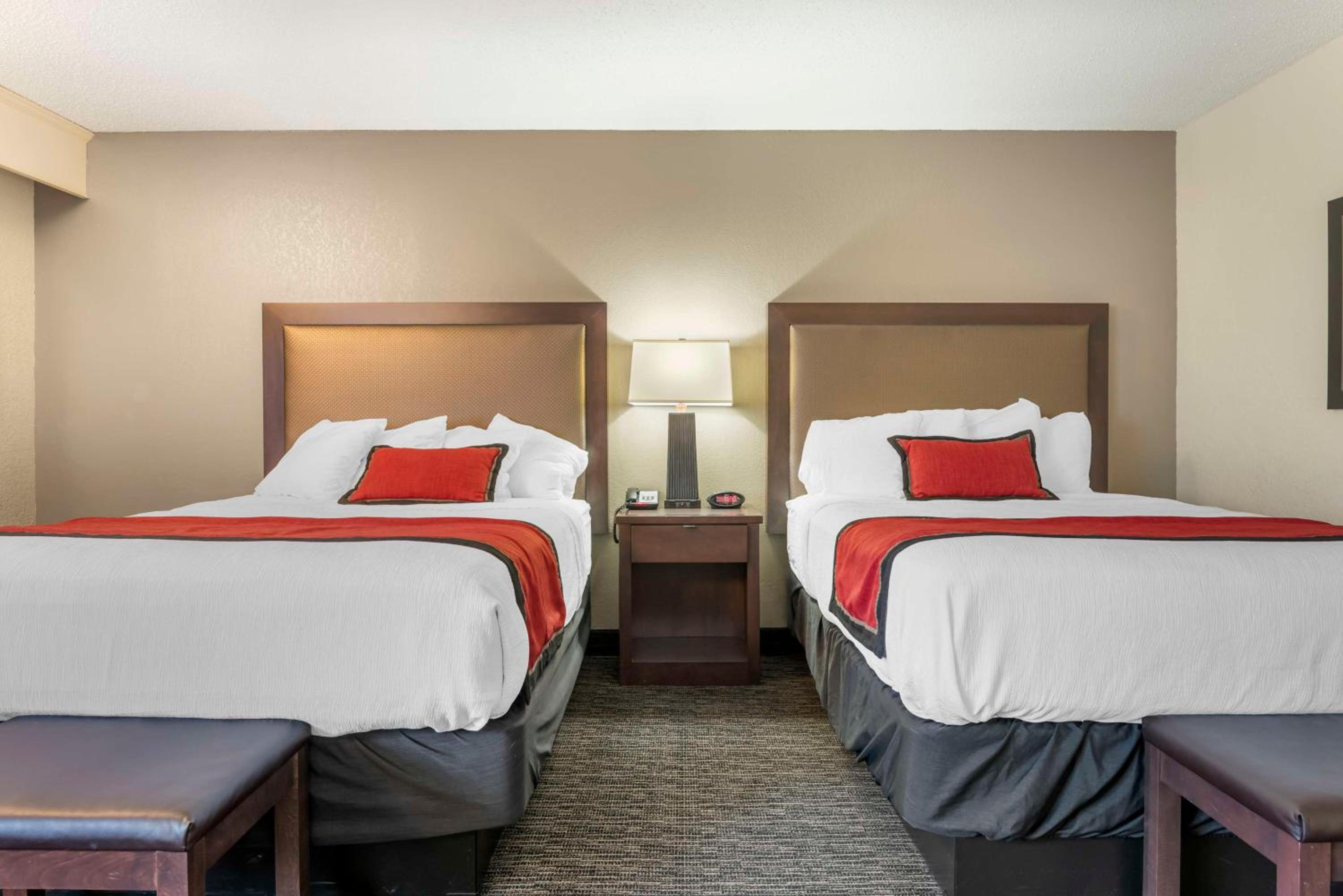 Queen Room with Two Queen Beds - Non-Smoking - Photo 5