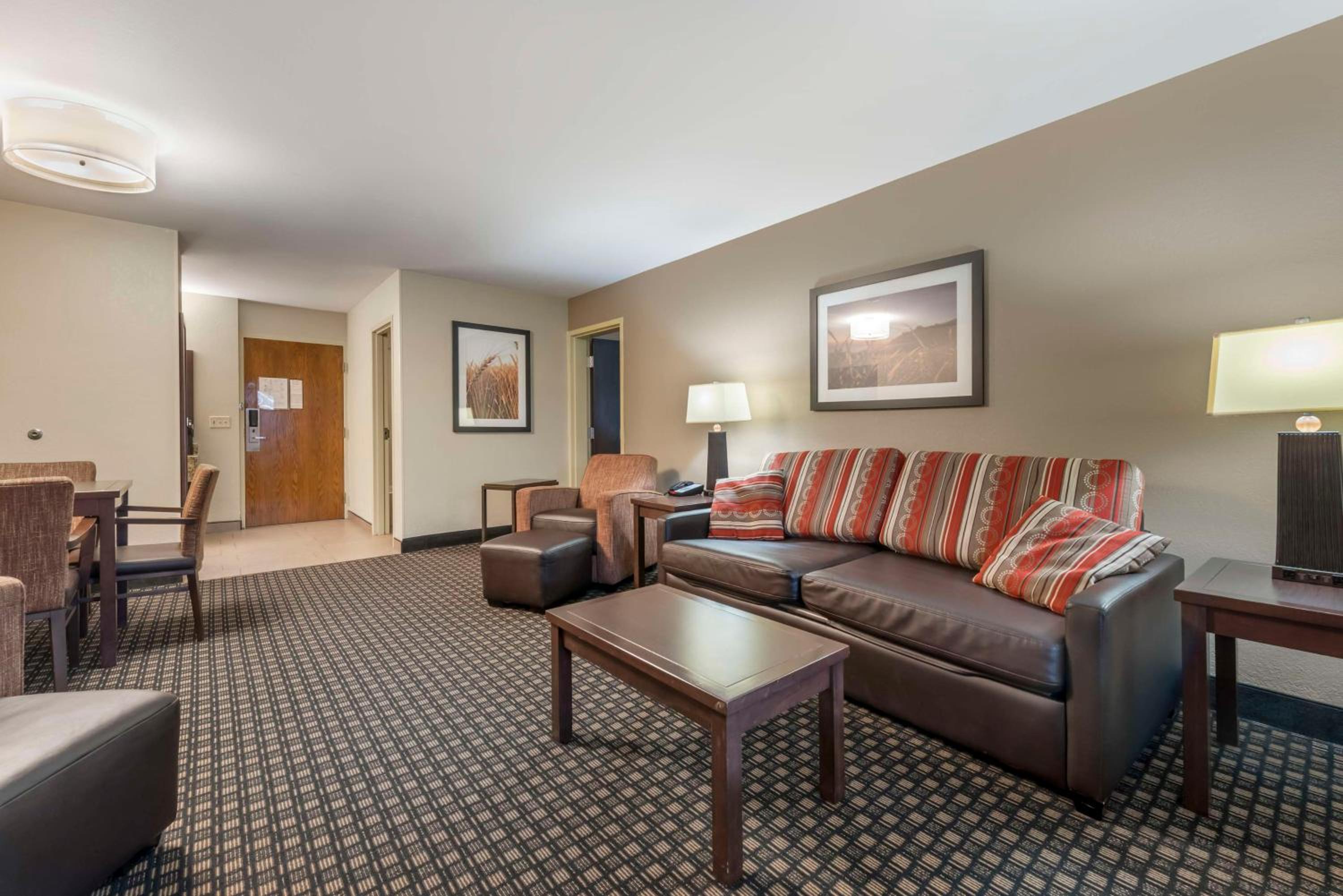Two-Room Queen Suite with Two Queen Beds and Sofa Bed - Photo 5