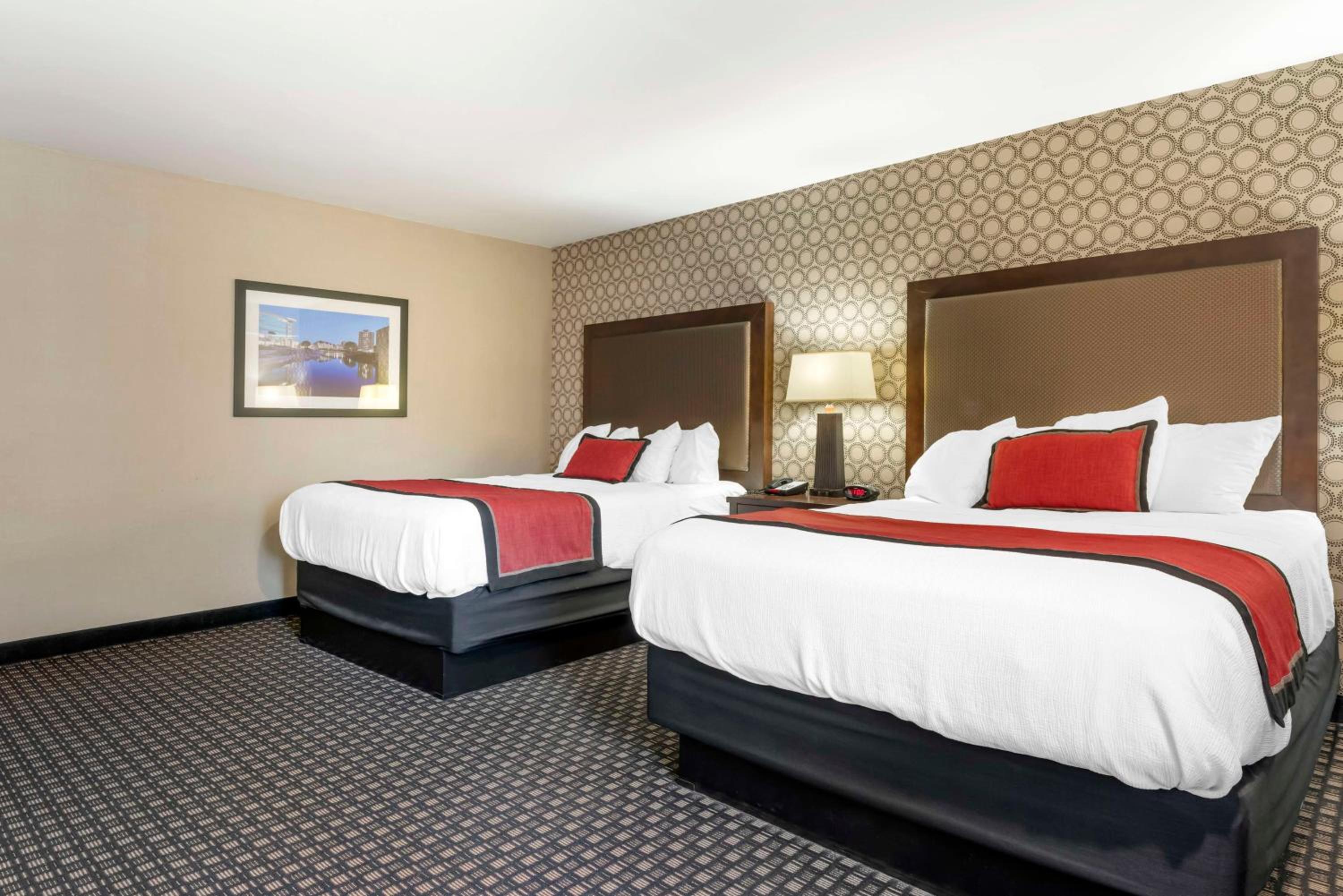 Queen Room with Two Queen Beds - Photo 4