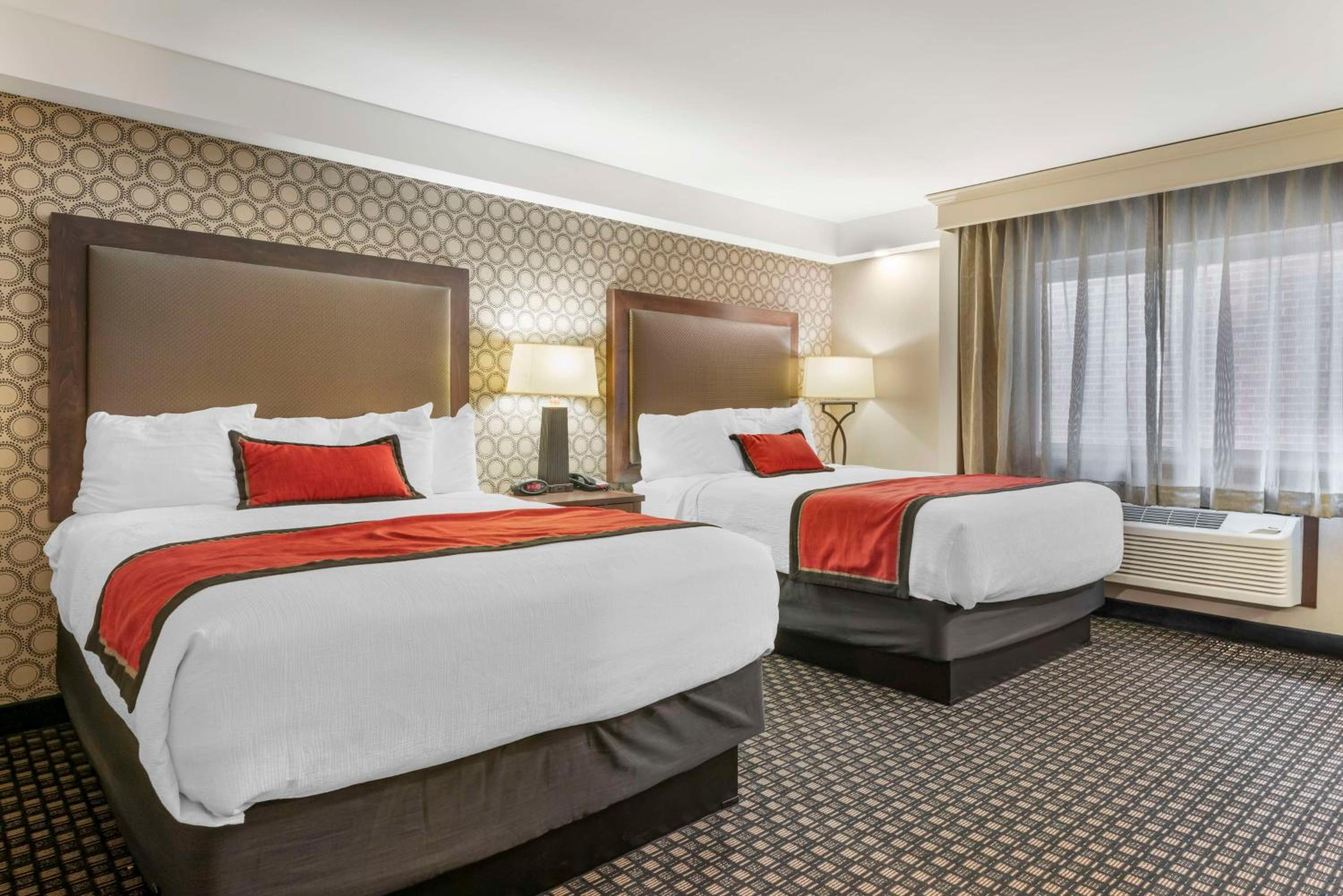 Queen Room with Two Queen Beds - Non-Smoking - Photo 2