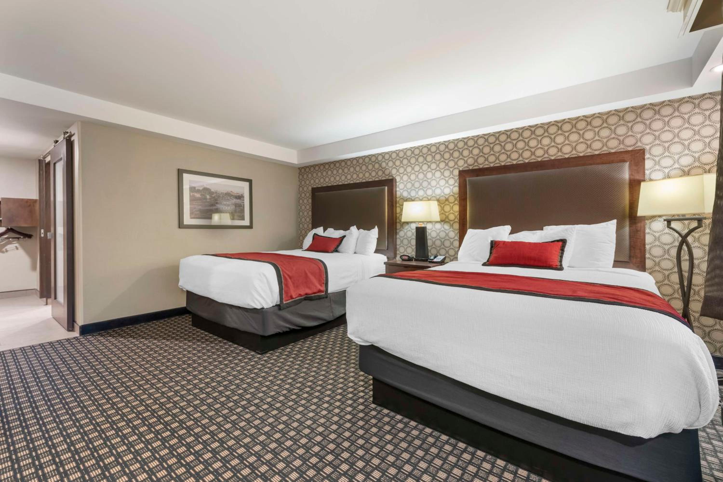Queen Room with Two Queen Beds and Roll-In Shower - Disability Access/Non-Smoking - Photo 2