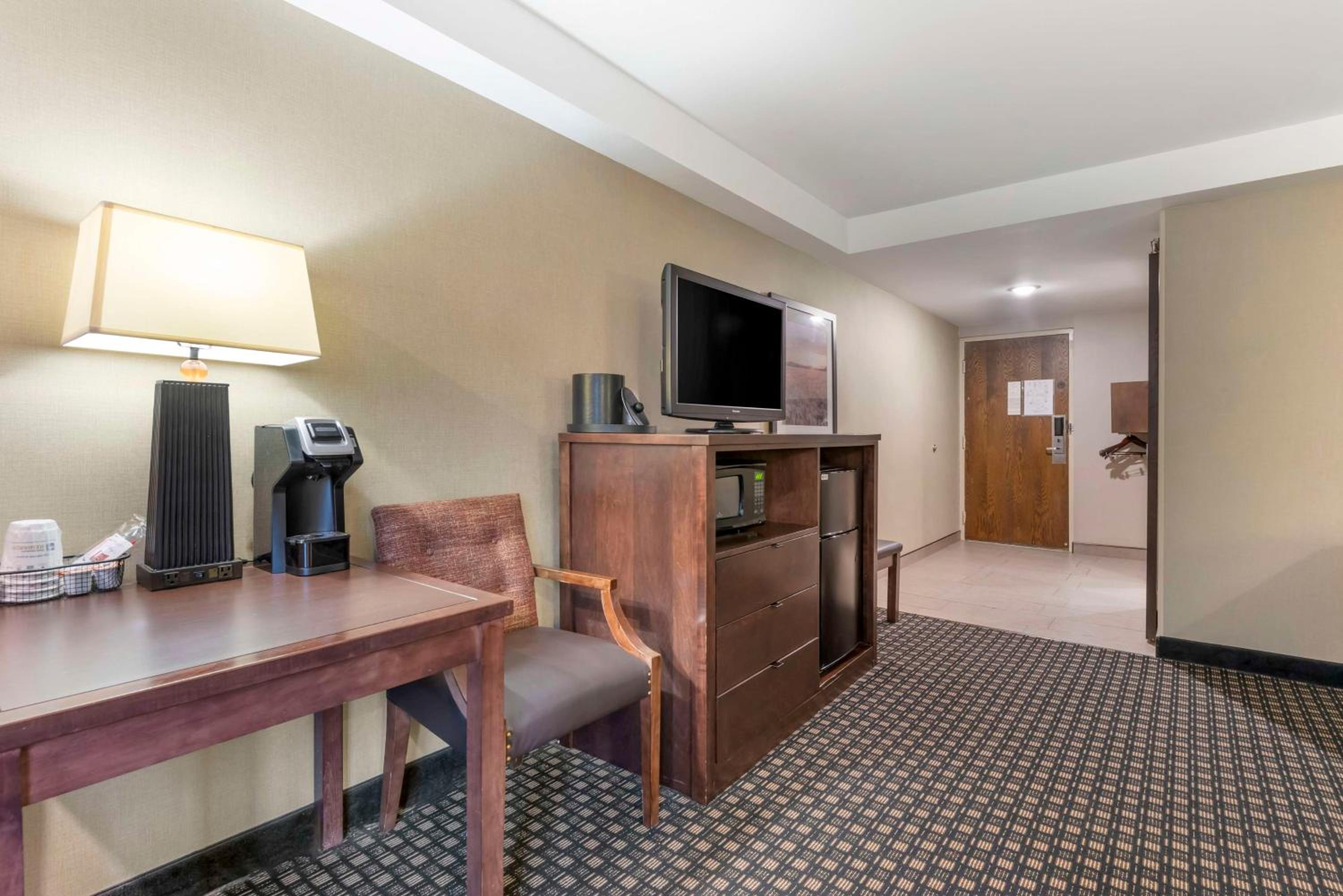 Queen Room with Two Queen Beds and Roll-In Shower - Disability Access/Non-Smoking - Photo 3