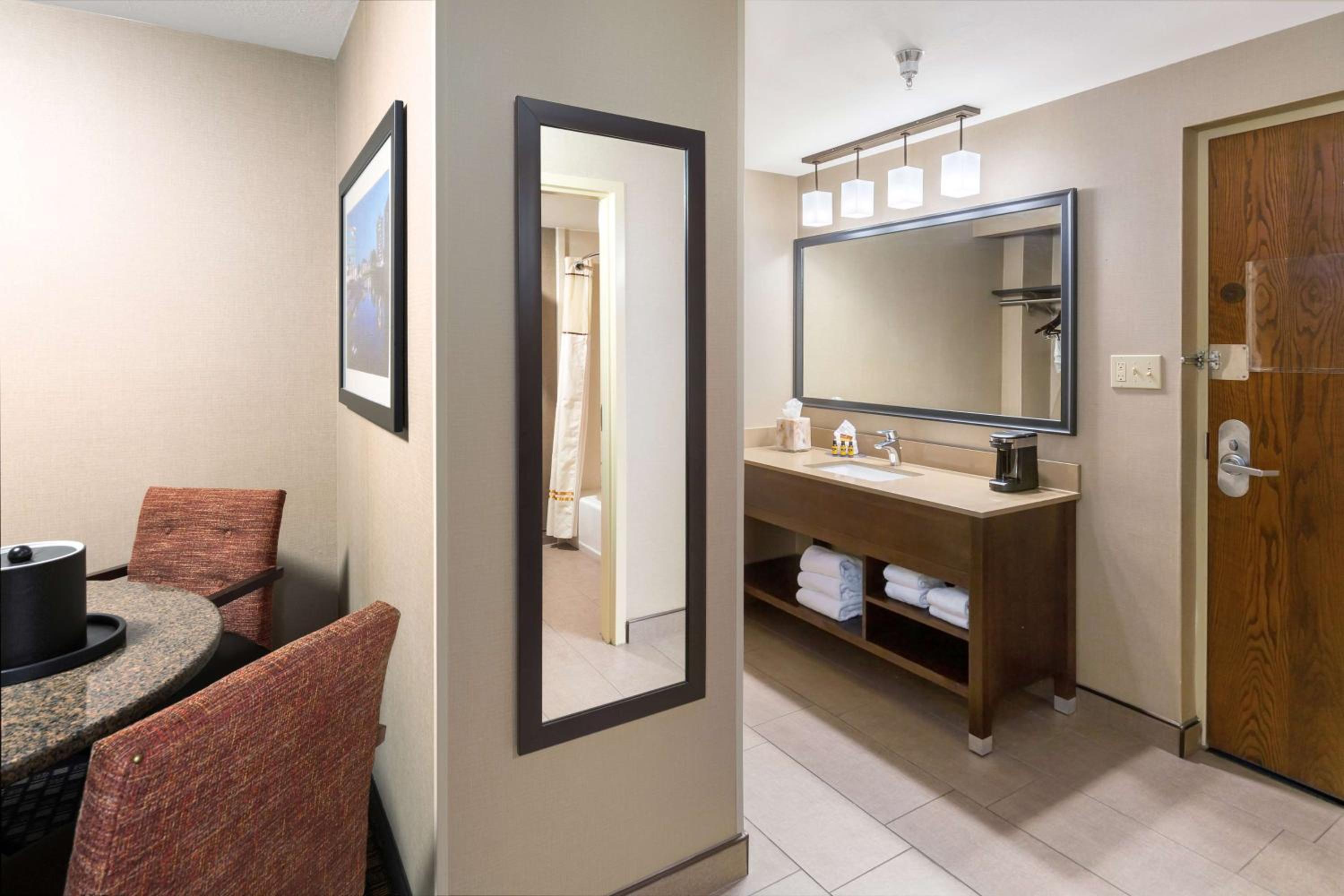 First Floor Queen Suite with Two Queen Beds and Sofa Bed - Pool Side/Non-Smoking - Photo 2