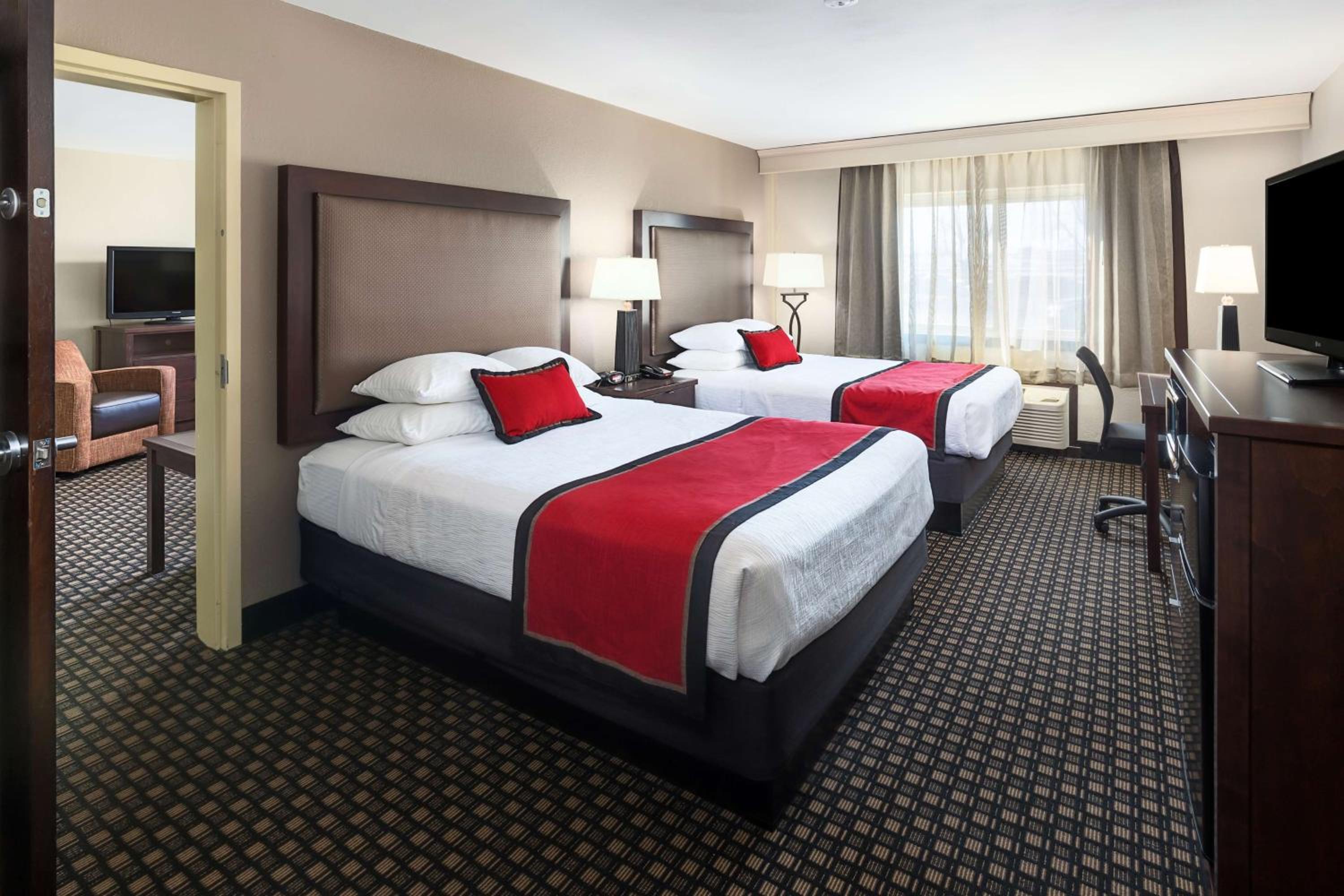 Two-Room Queen Suite with Two Queen Beds and Sofa Bed - Photo 3