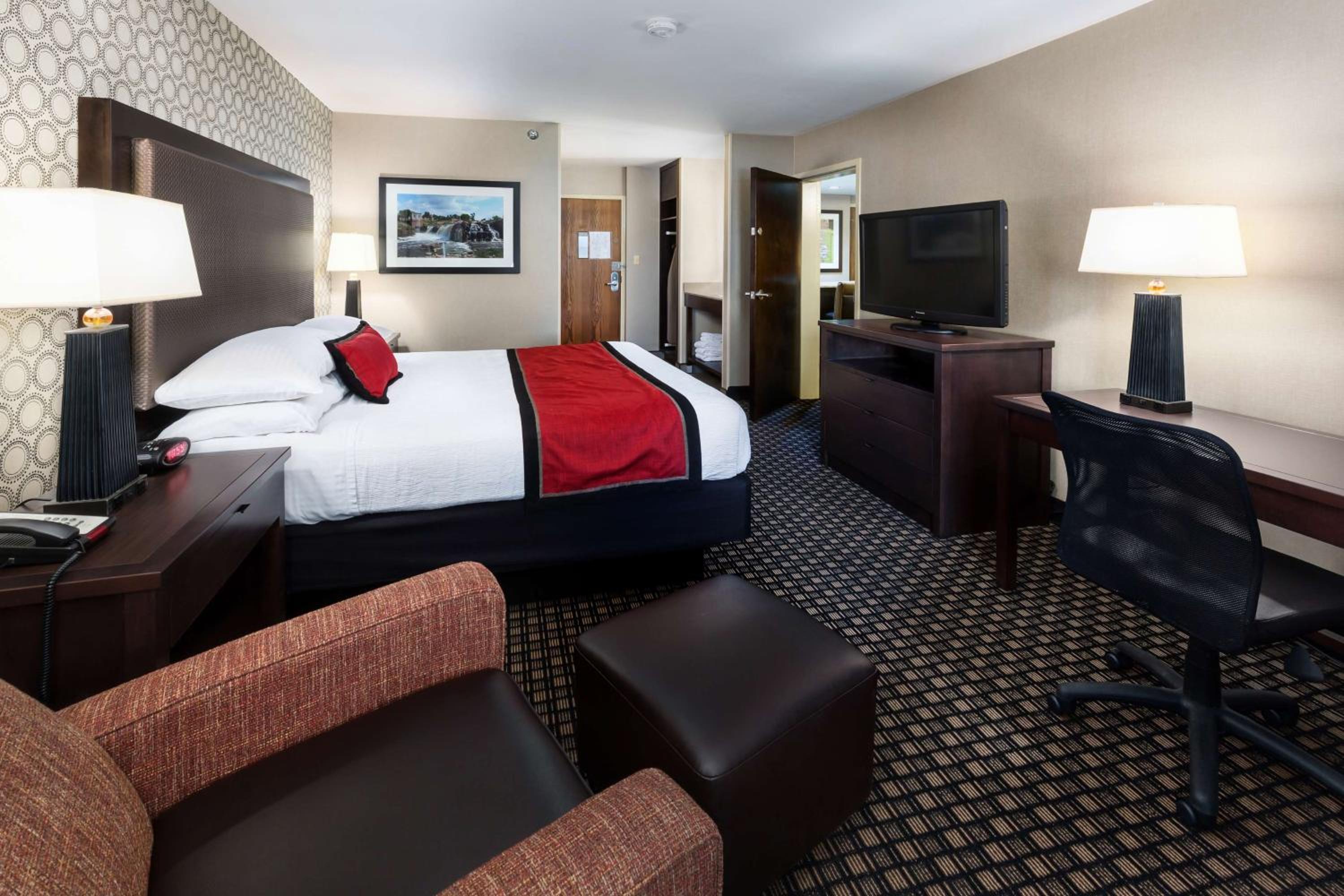 Two-Room King Suite with Sofa Bed and Whirlpool - Photo 1
