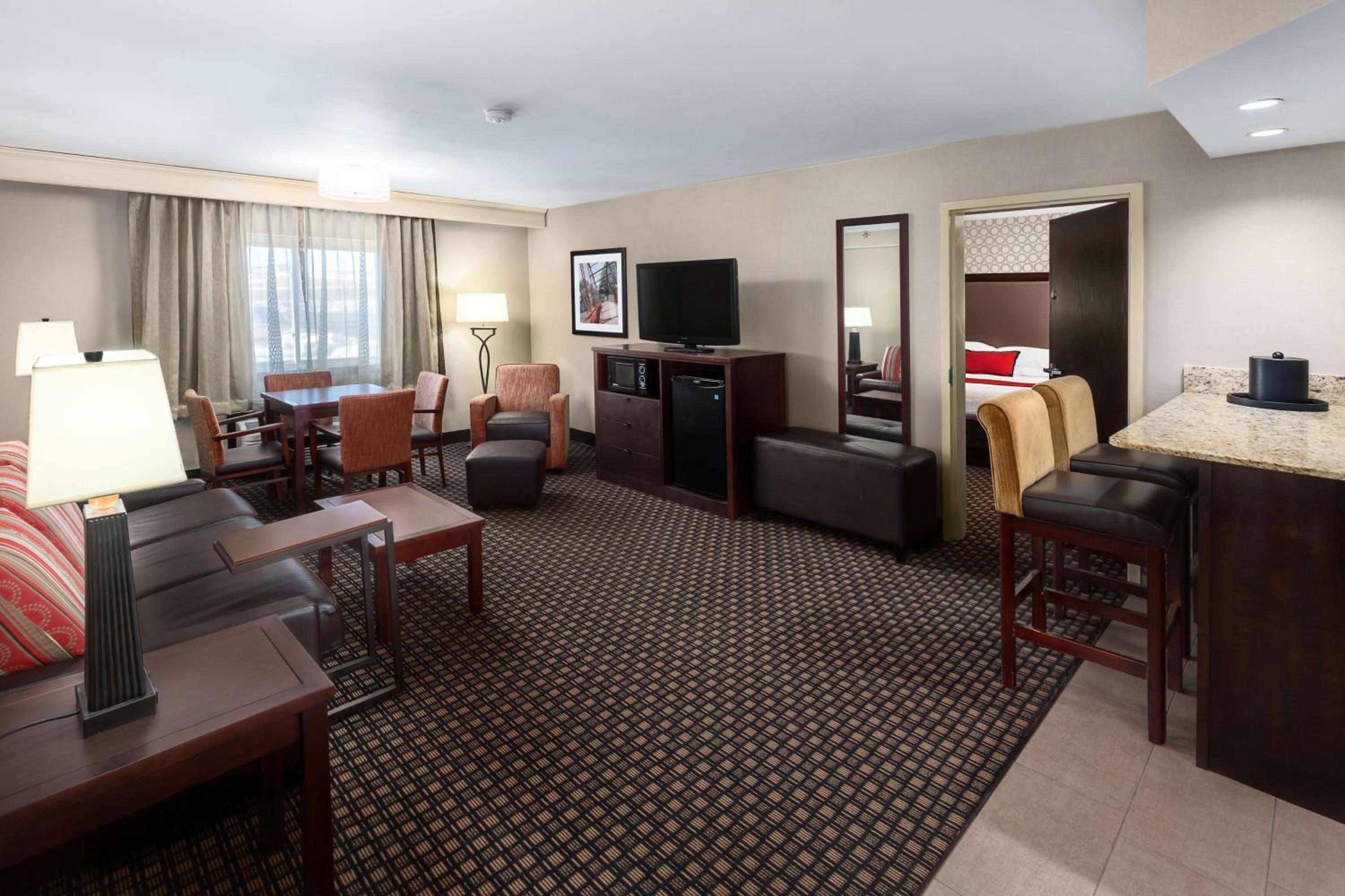 Two-Room King Suite with Sofa Bed and Whirlpool - Photo 3