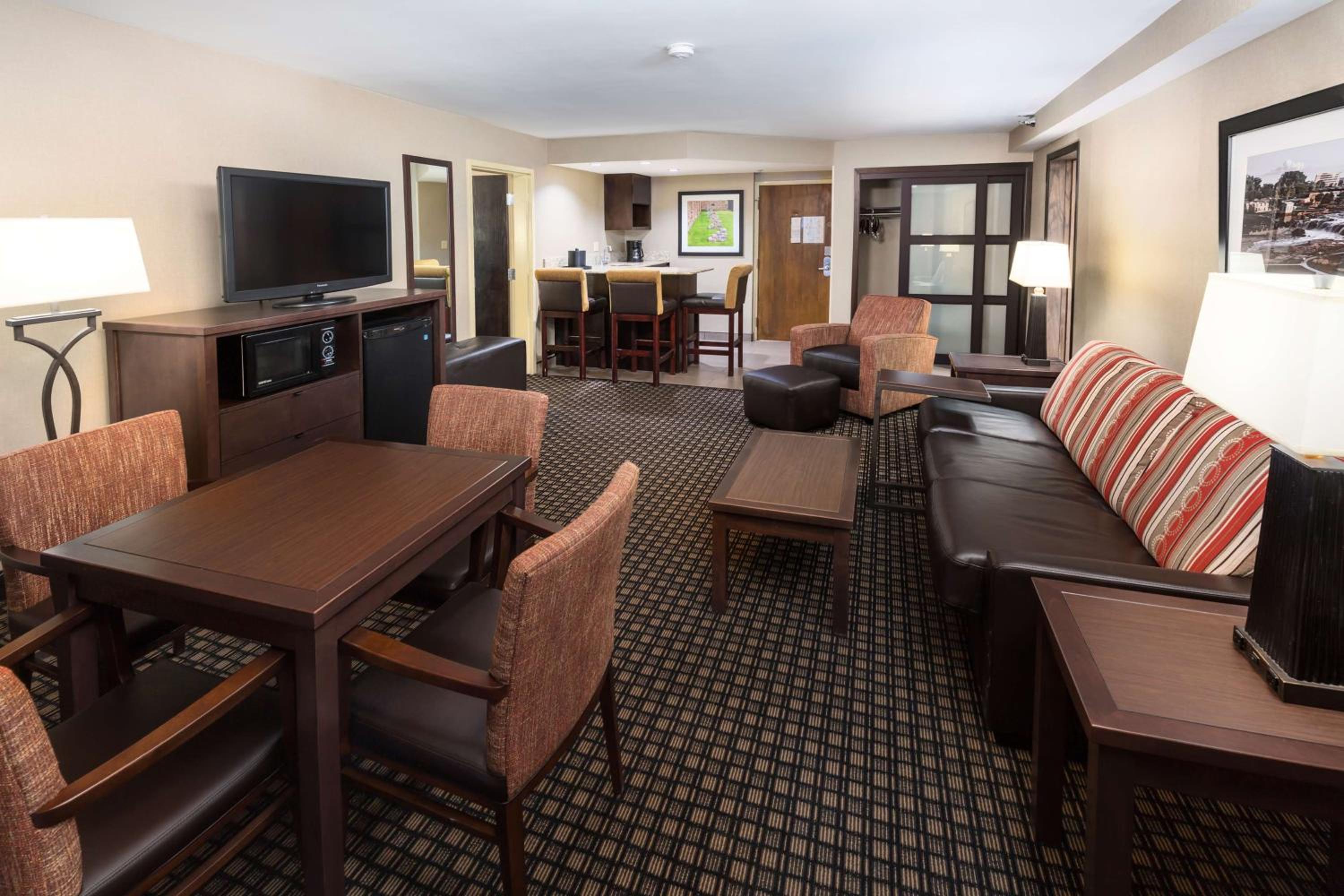 Two-Room King Suite with Sofa Bed and Whirlpool - Photo 2