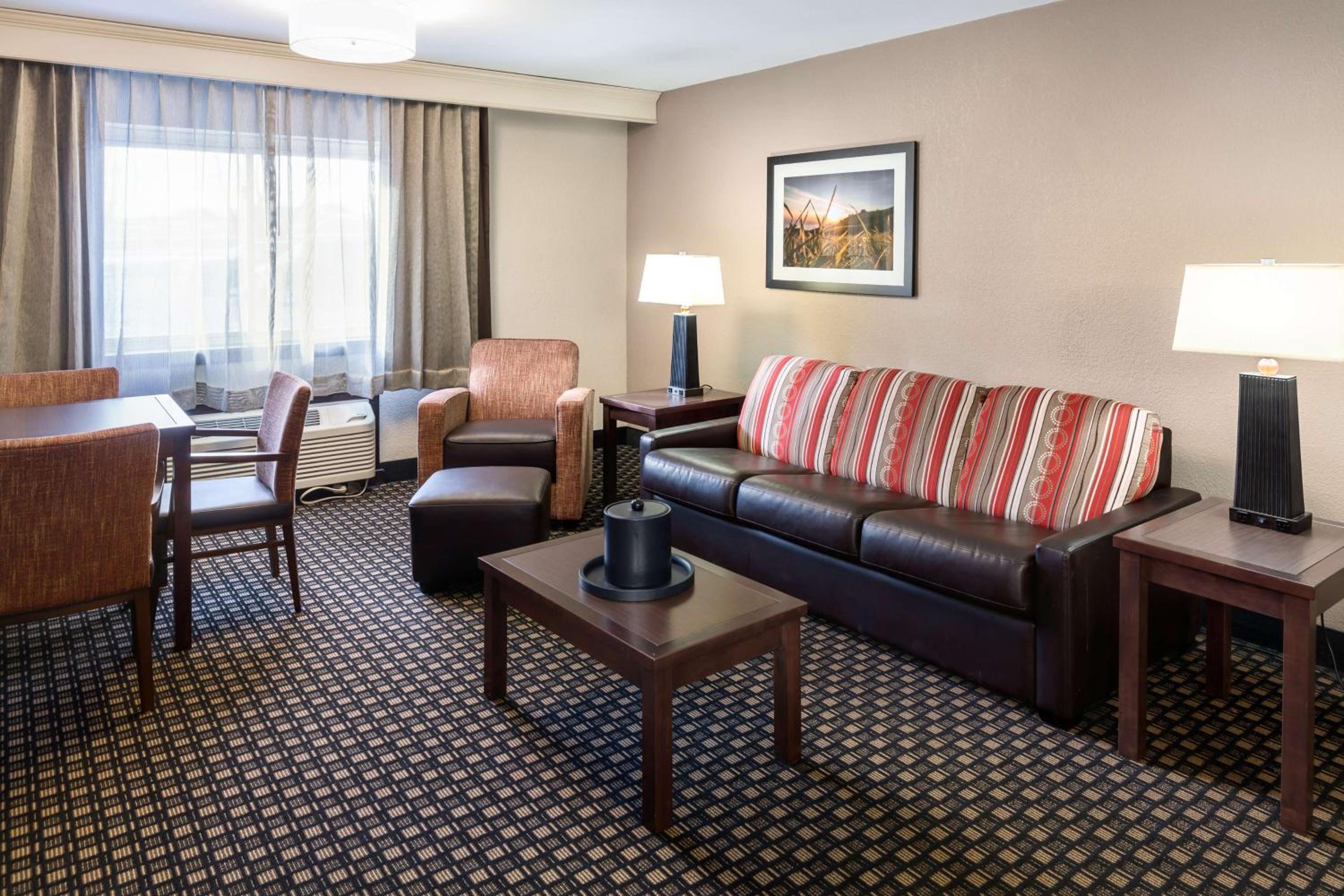 Two-Room Queen Suite with Two Queen Beds and Sofa Bed - Photo 4