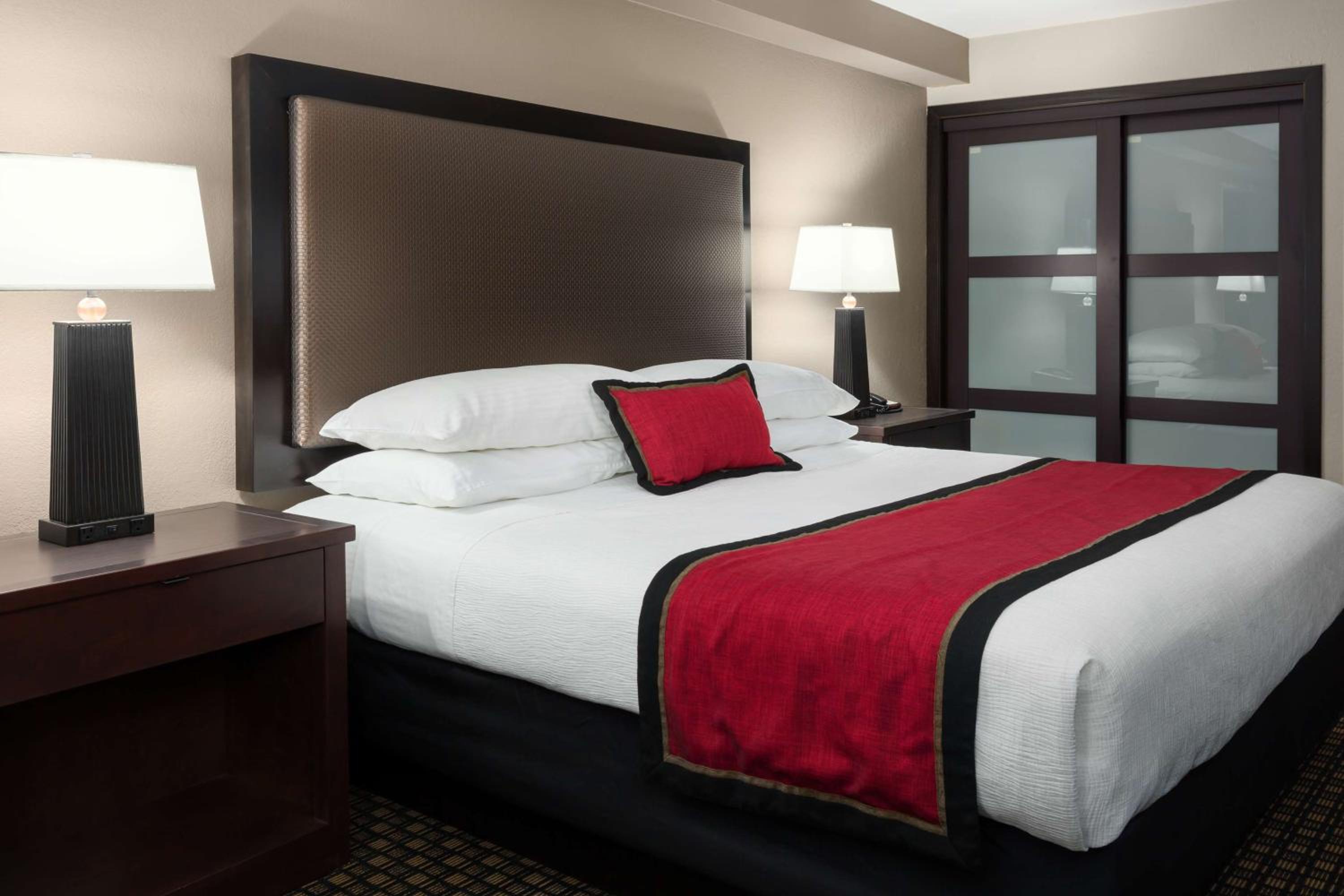 Two-Room King Suite With Sofa Bed And Soaker Tub - Photo 2
