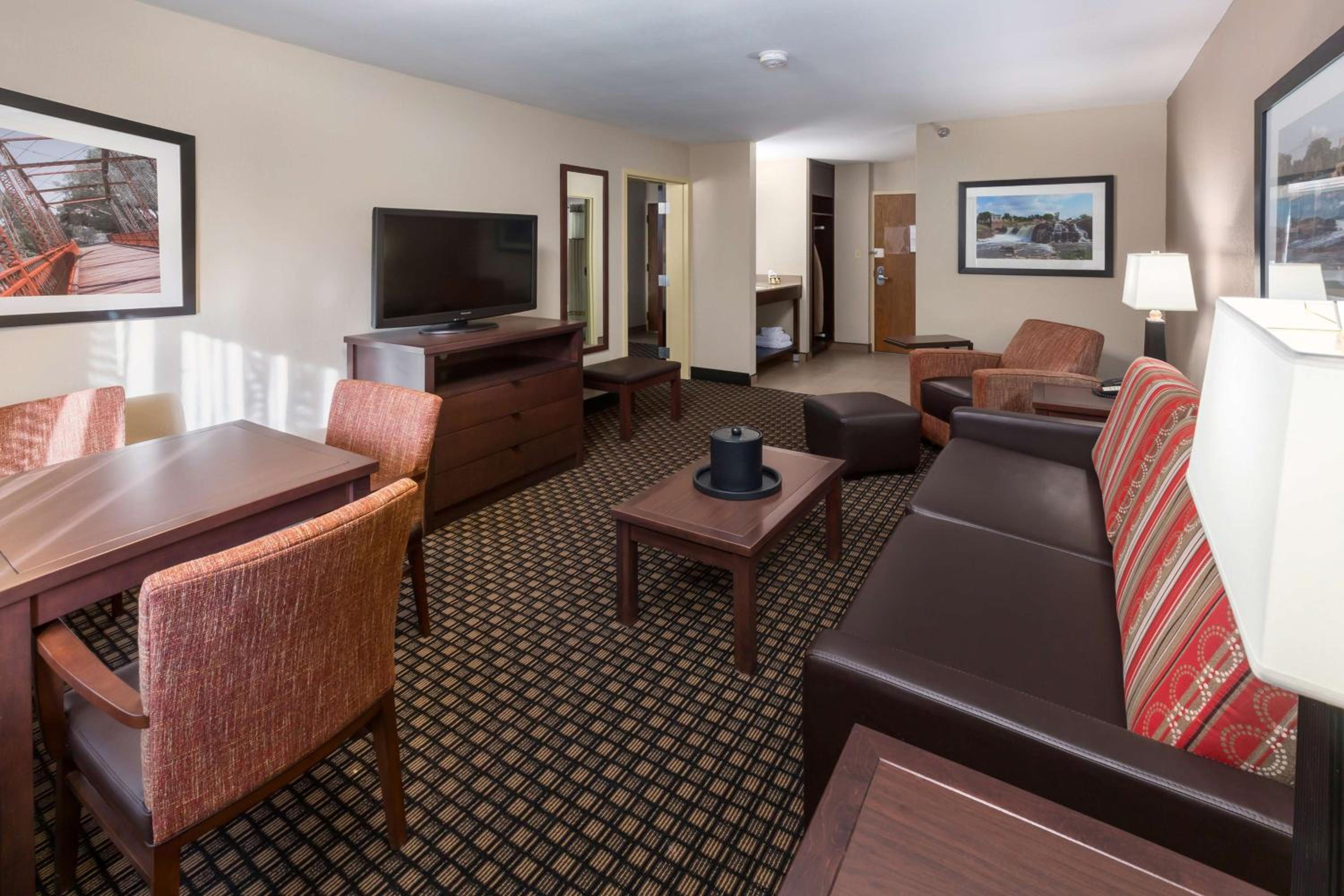 Two-Room King Suite With Sofa Bed And Soaker Tub - Photo 3