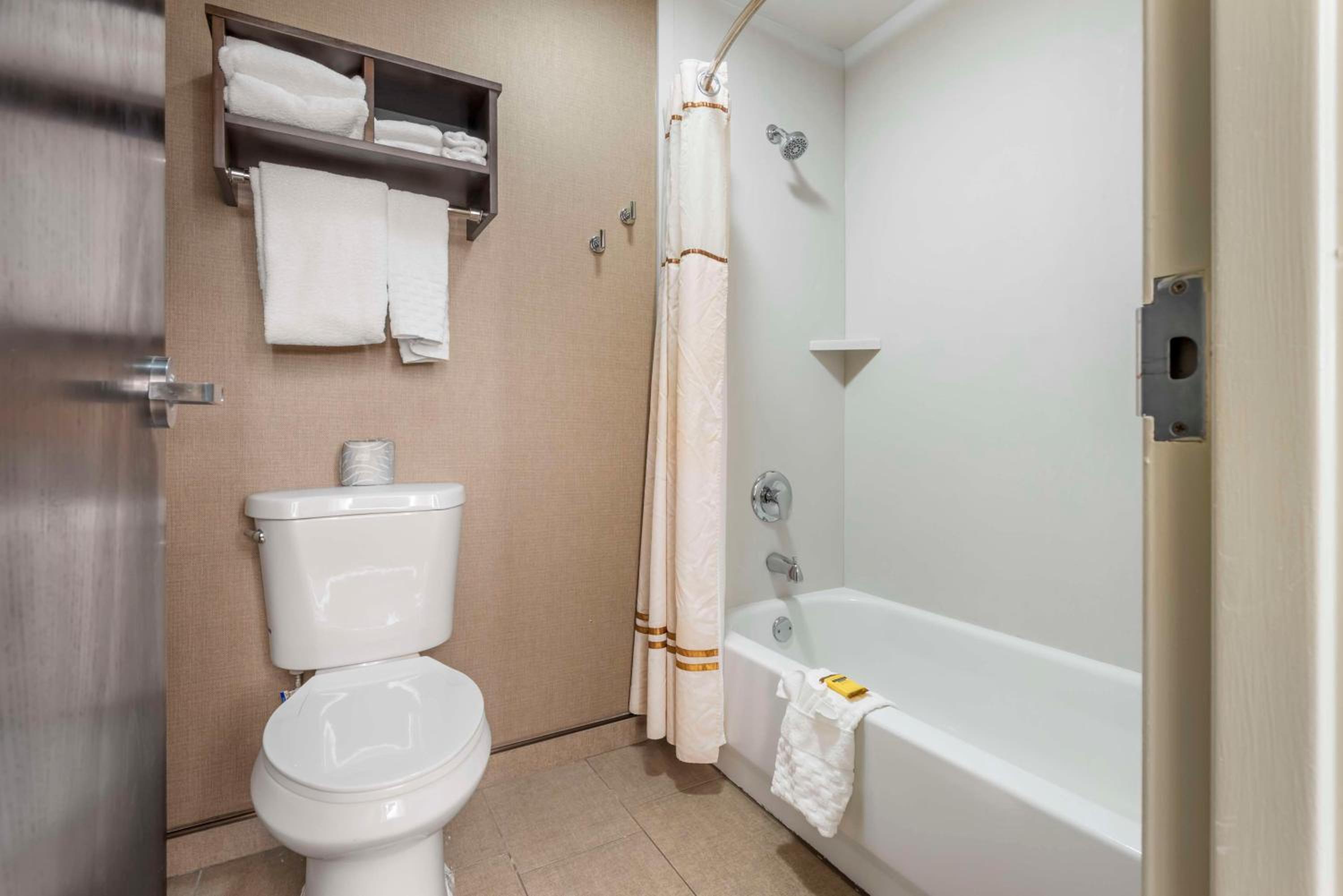 First Floor Queen Room with Two Queen Beds - Pool Side/Non-Smoking - Photo 3