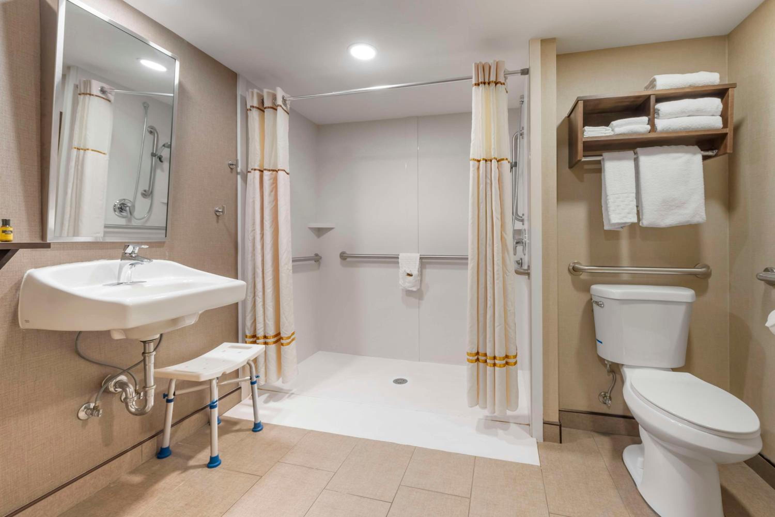 Queen Room with Two Queen Beds and Roll-In Shower - Disability Access/Non-Smoking - Photo 4