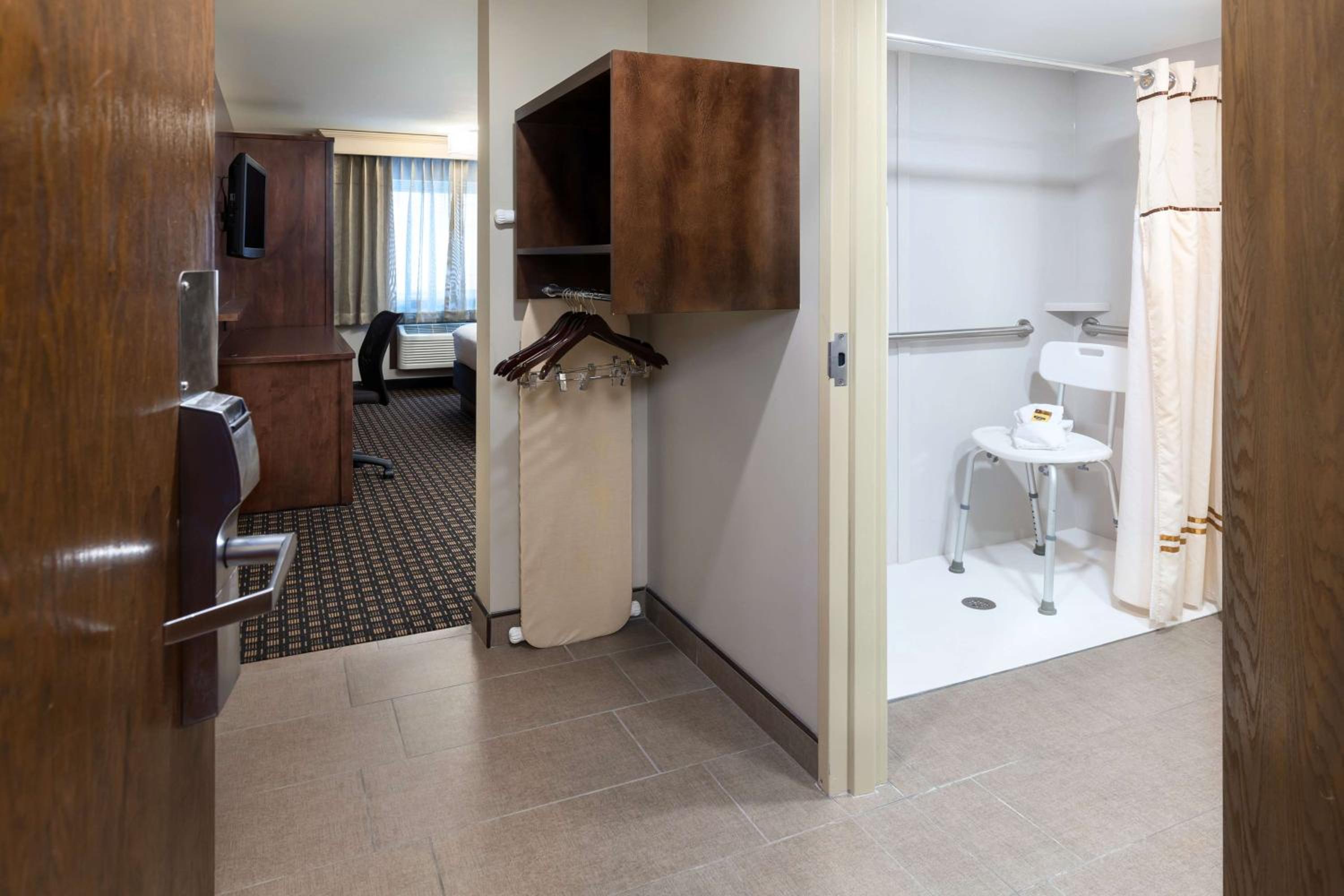 King Room with Roll-in Shower - Disability Access/Non-Smoking - Photo 4