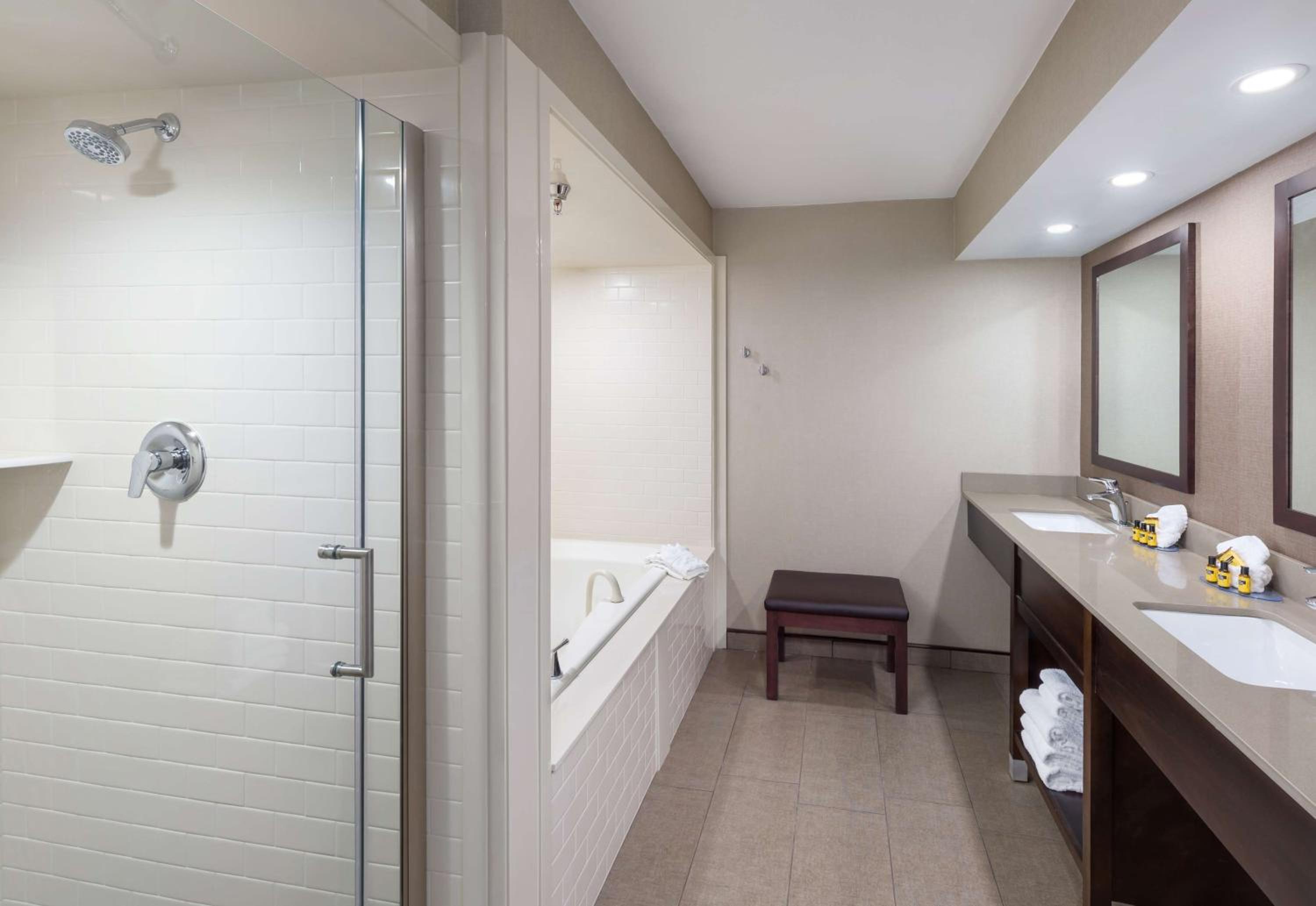Two-Room King Suite with Sofa Bed and Whirlpool - Photo 4