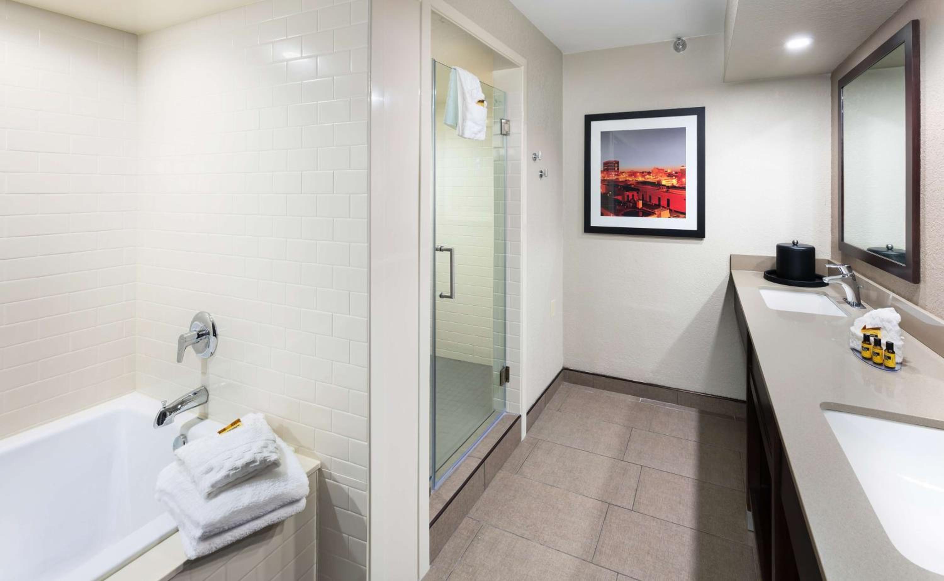 Two-Room King Suite With Sofa Bed And Soaker Tub - Photo 4