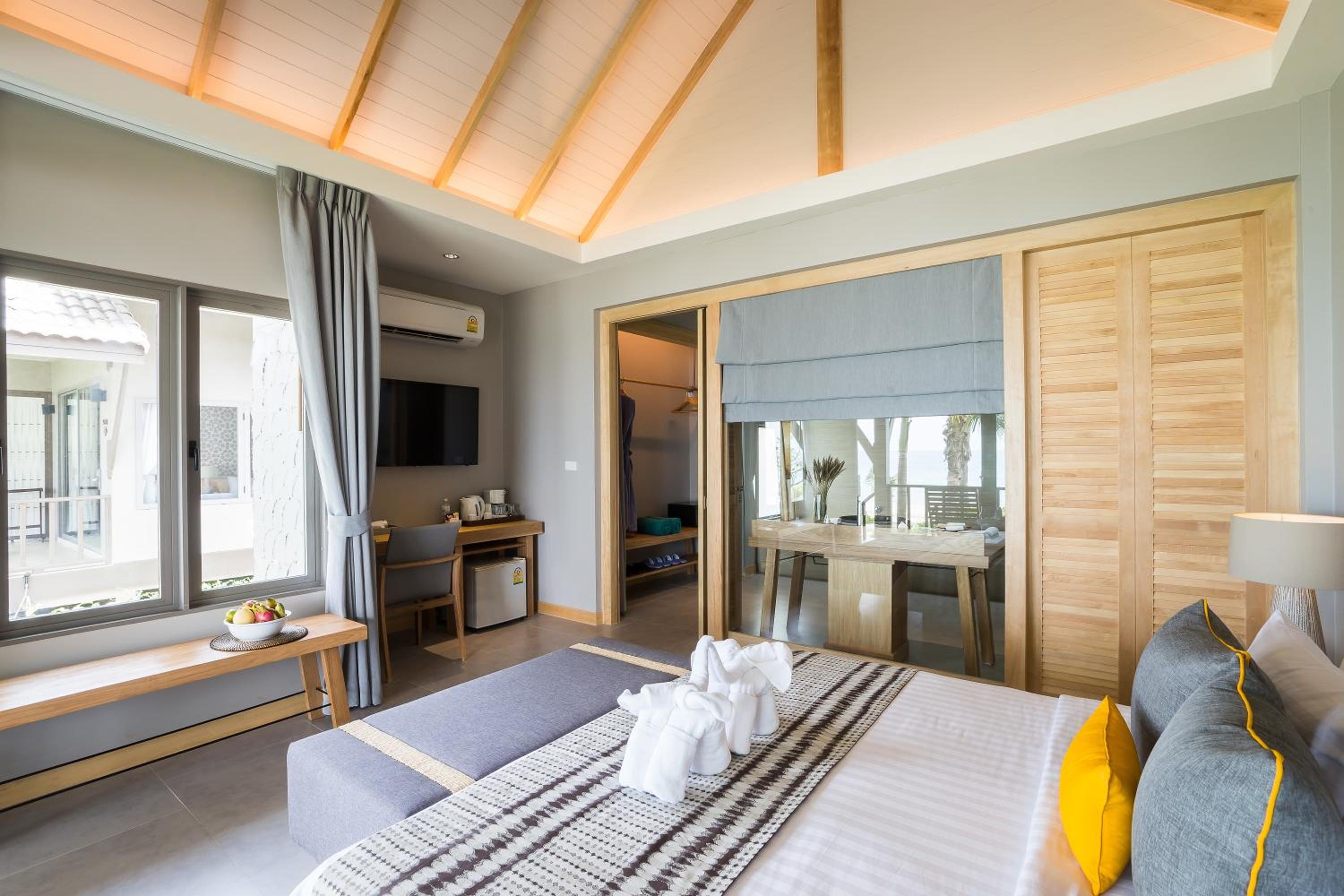 Beachfront Deluxe Villa - Photo 3