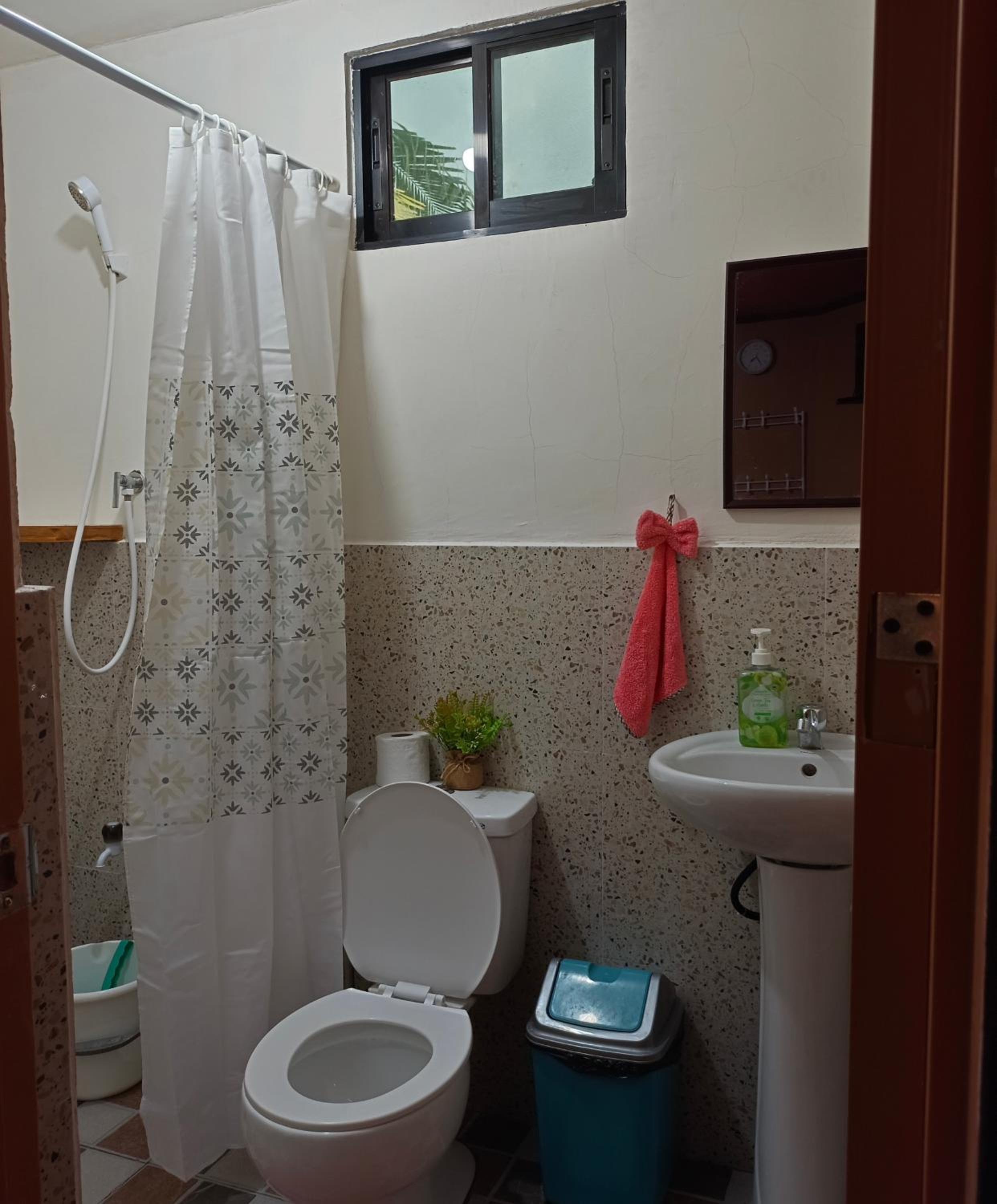 Family Room with Private Bathroom photo 3