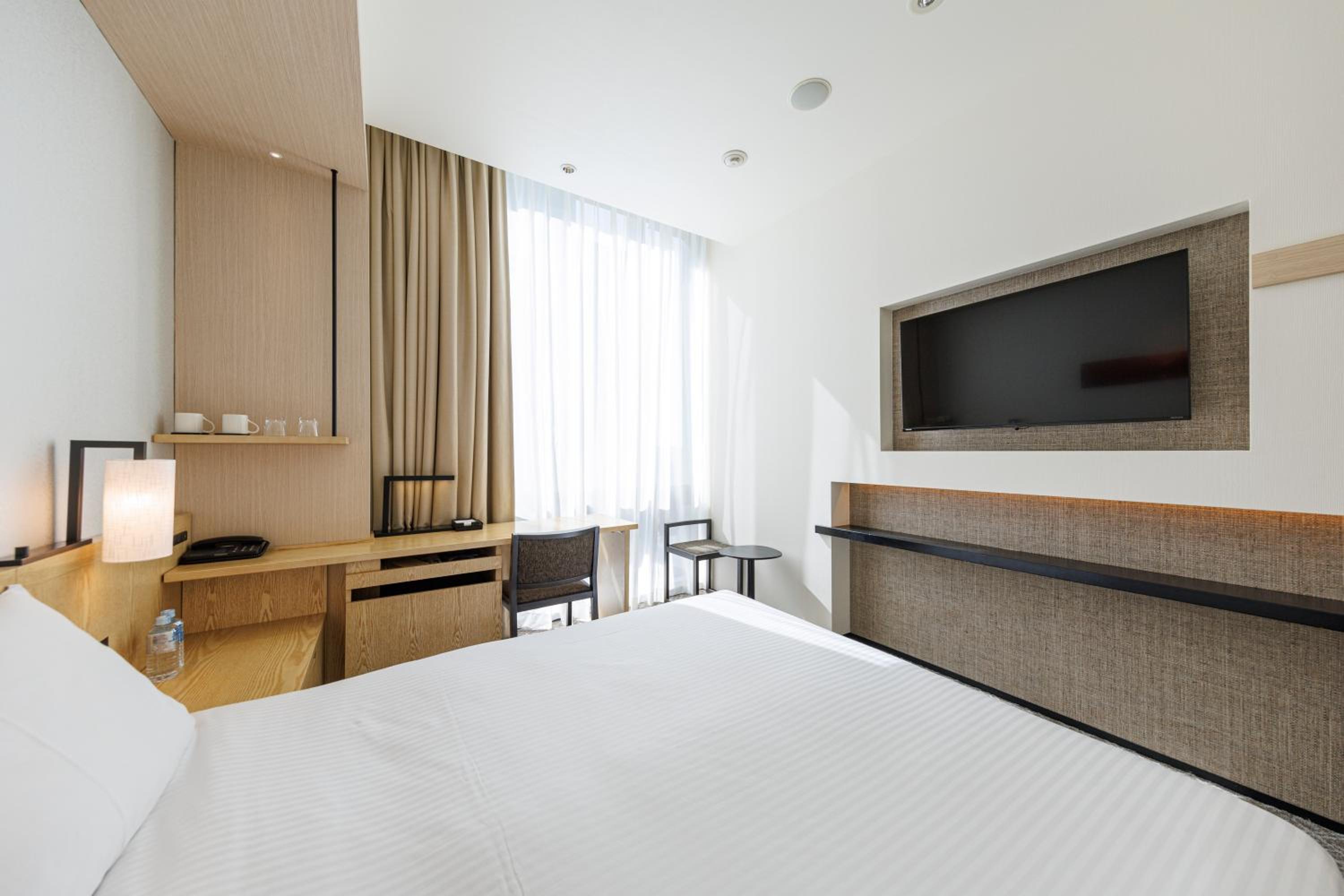 Standard Double Room with Queen Bed - Non-Smoking - Photo 7