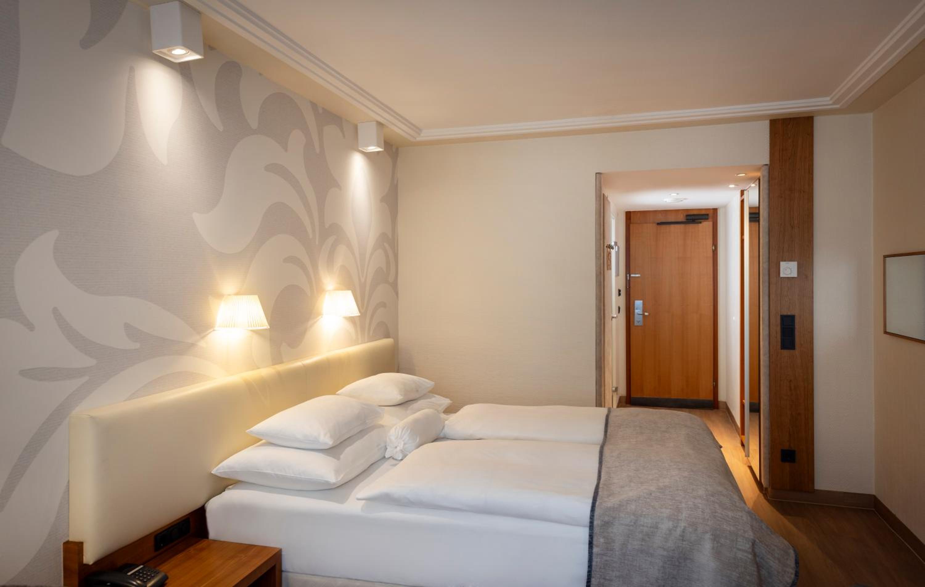 Standard Double Room thumbnail 6