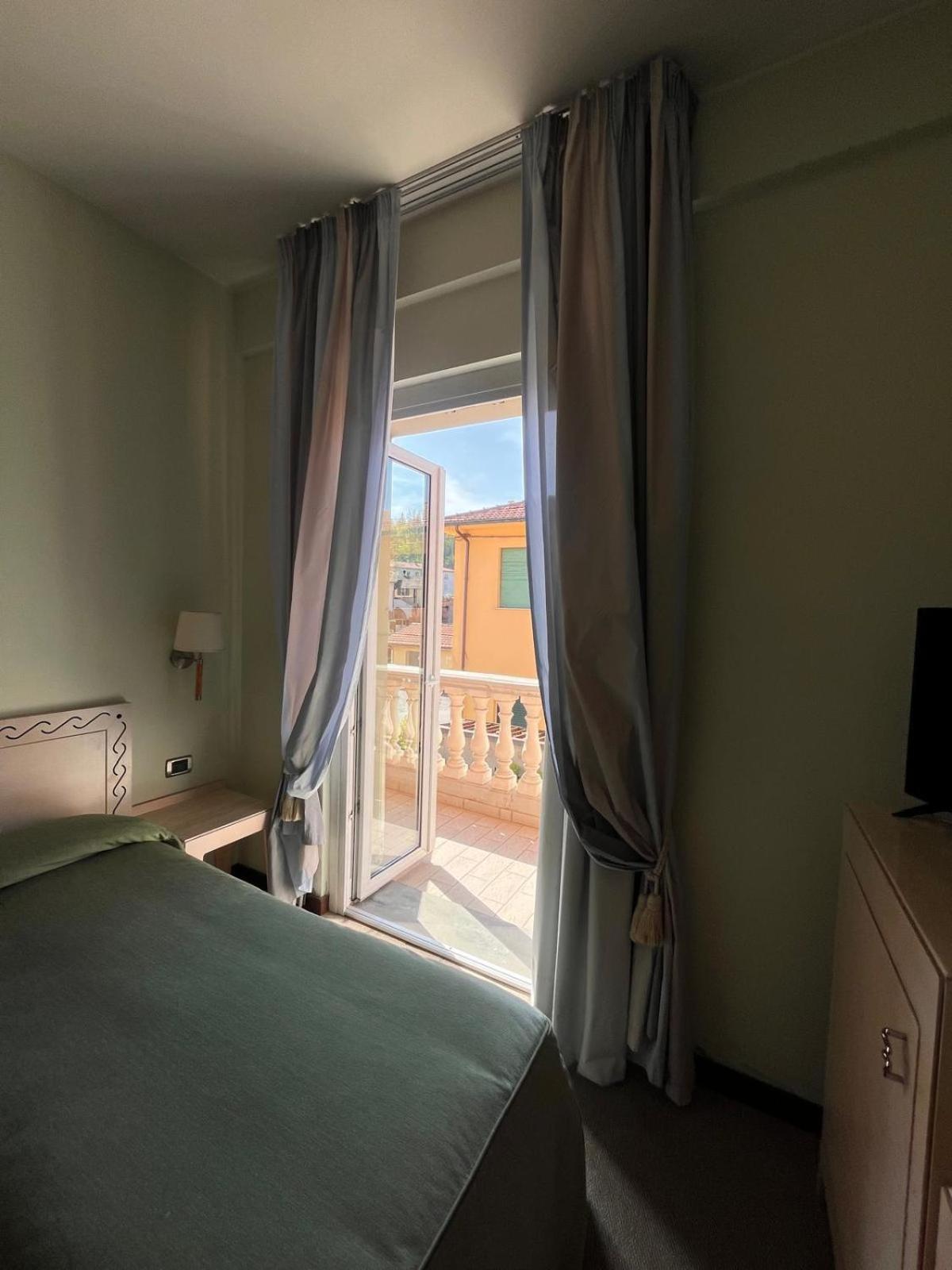 Double Room - Photo 12