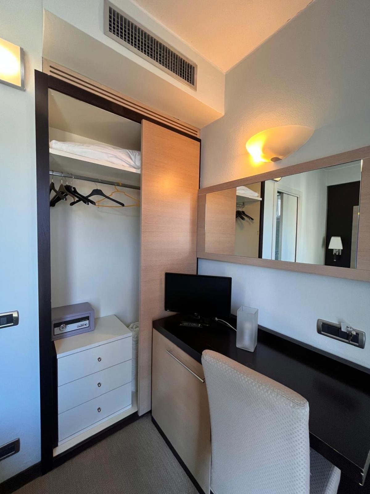 Double Room - Photo 5