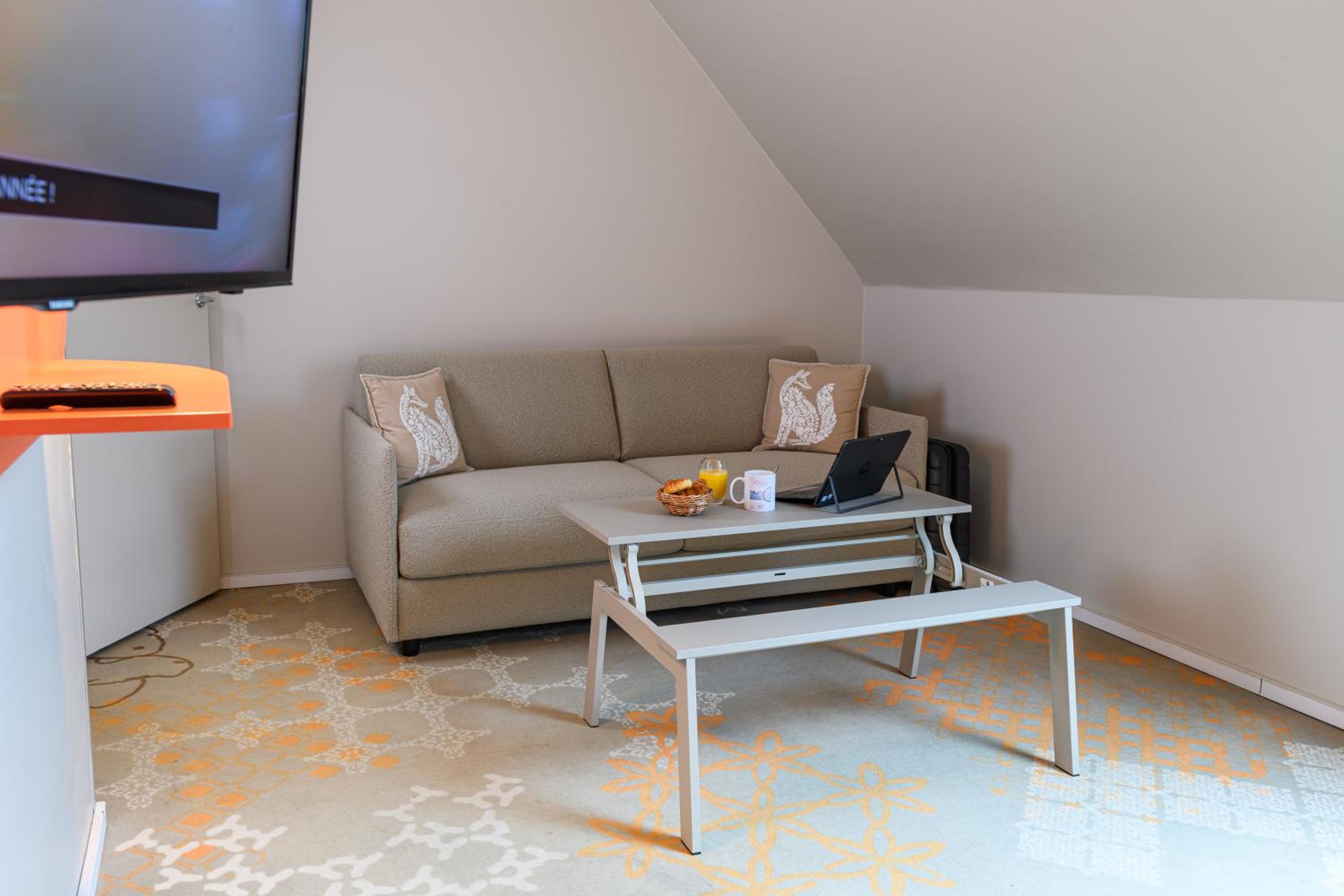 Superior Family Room - Photo 2