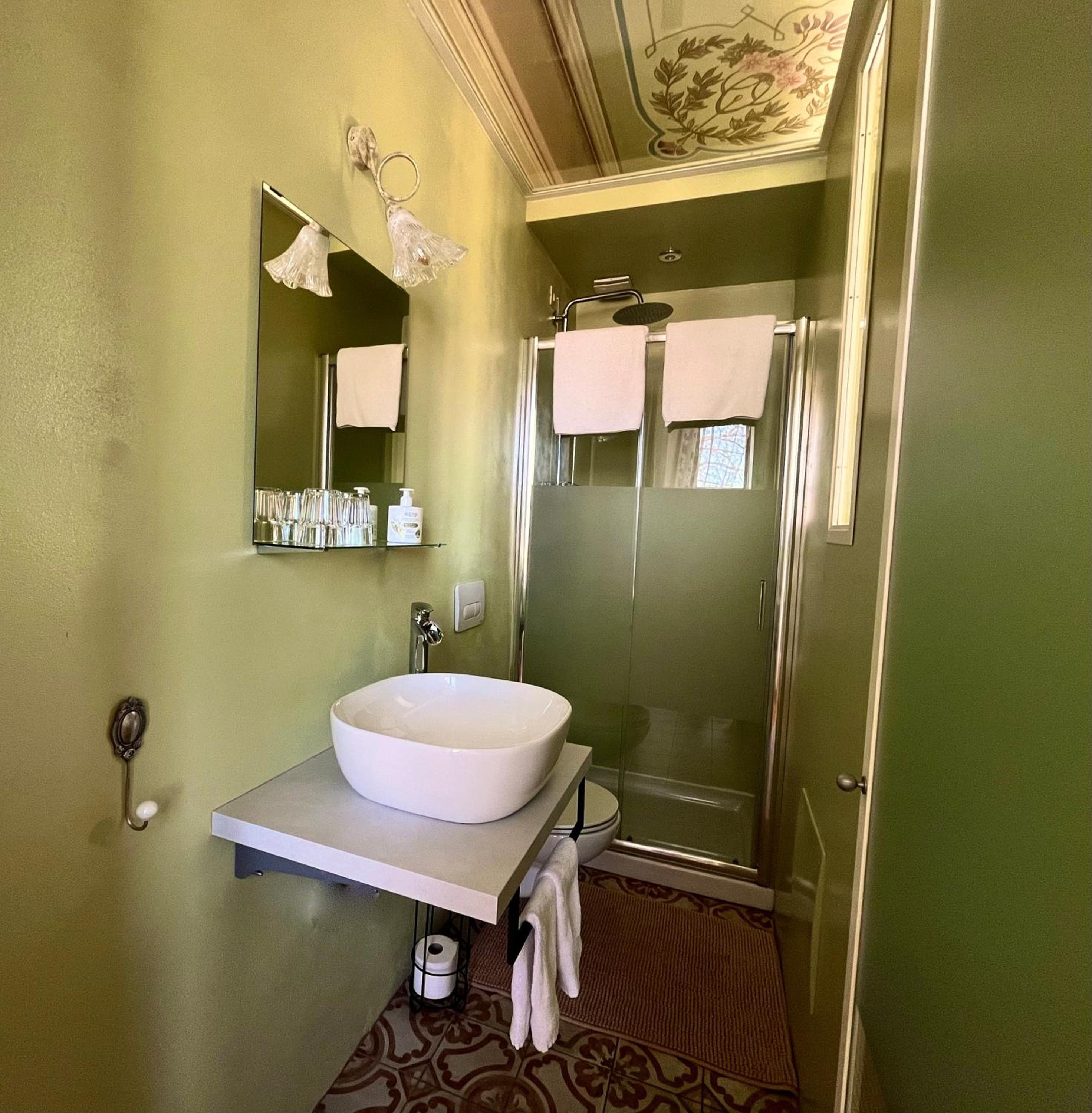 Family Room with Private Bathroom - Photo 5