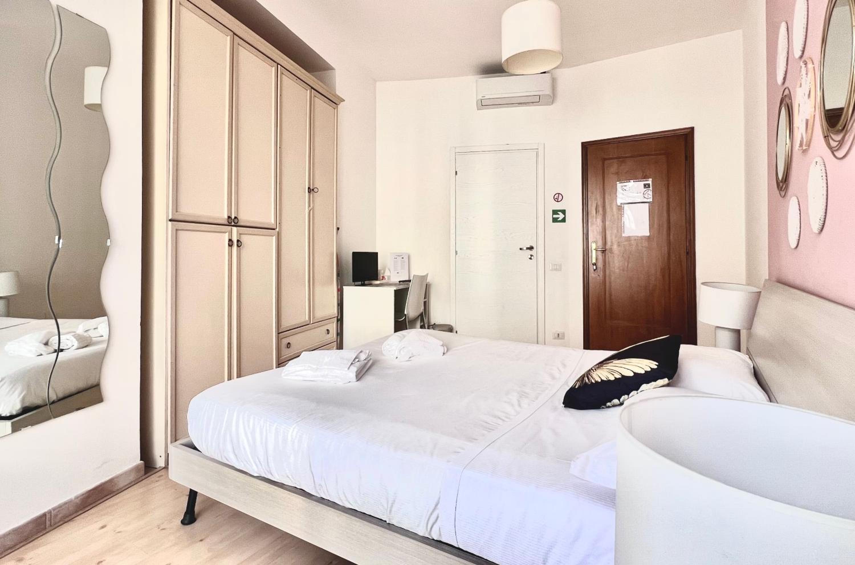 Large Double Room photo 3