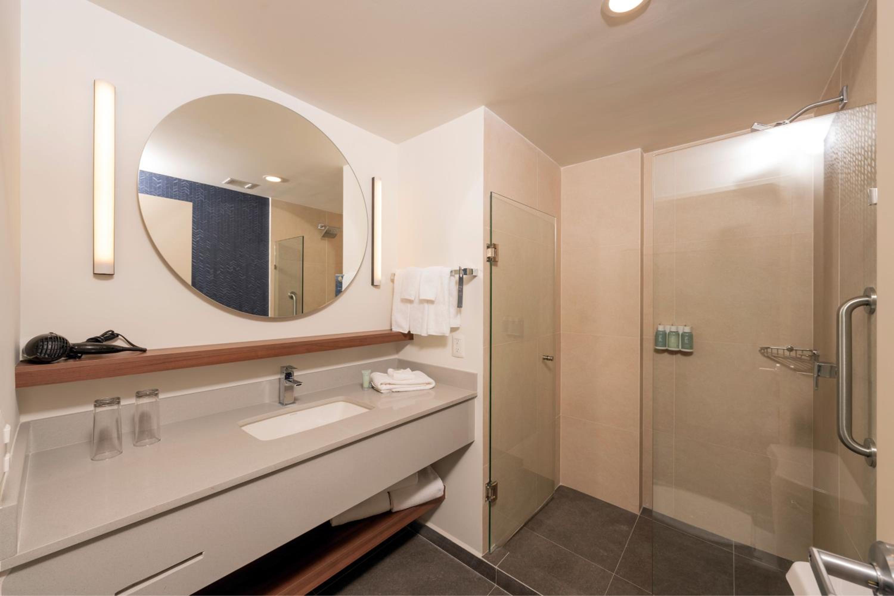 Guest Room, 1 King - Photo 2