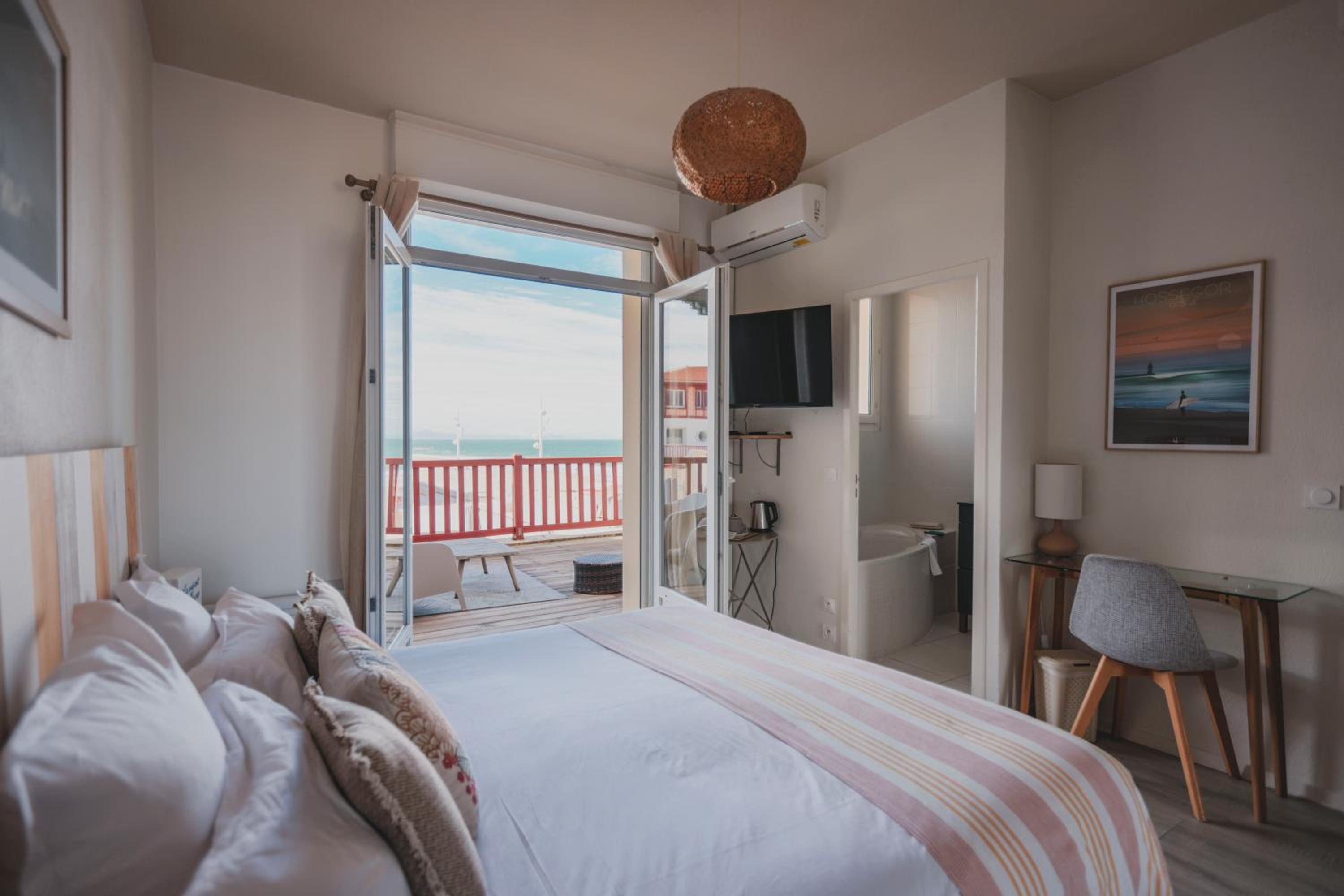 Double Room with Terrace and Lateral Sea View