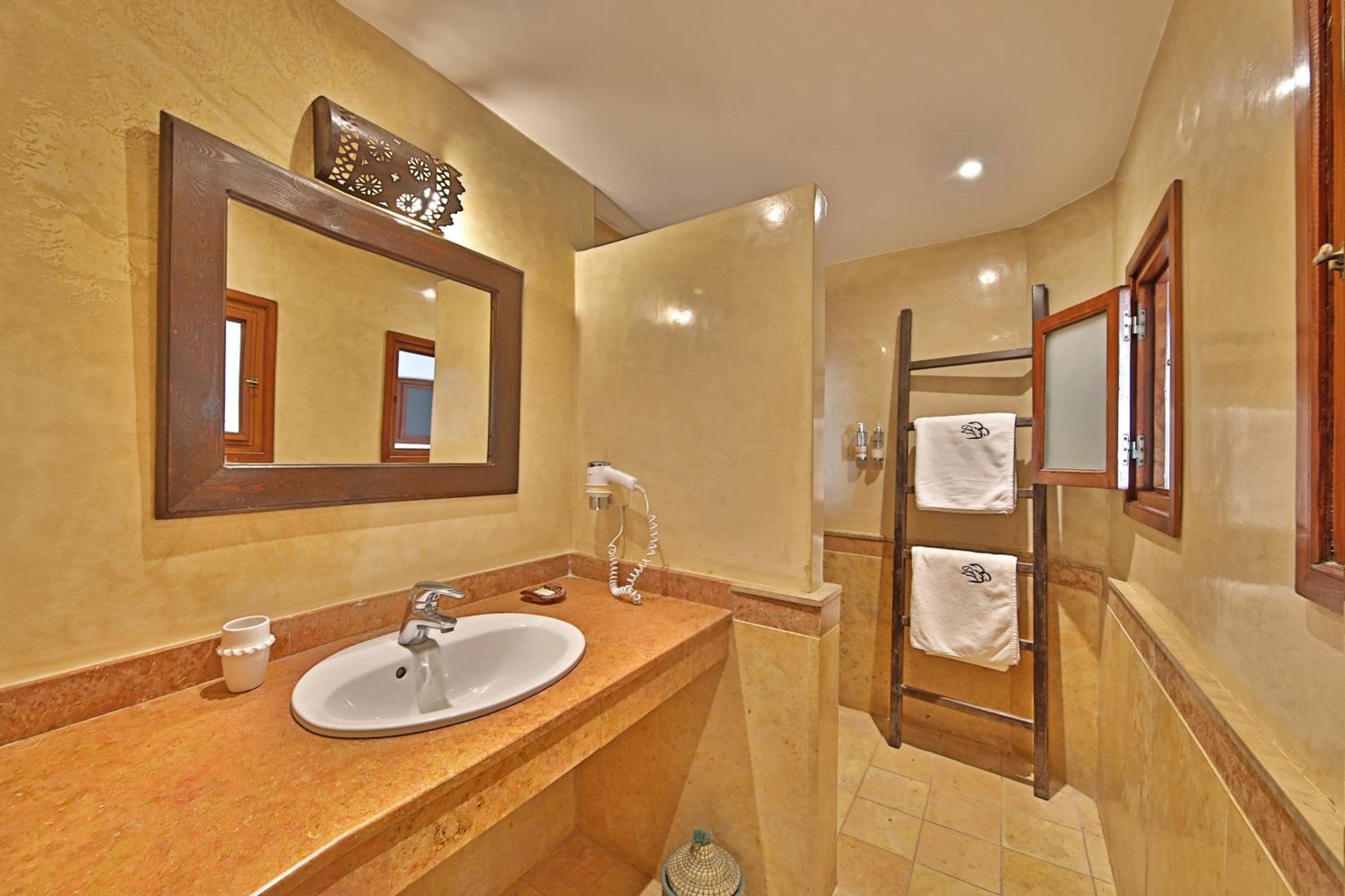 Standard Double or Twin Room - Photo 6
