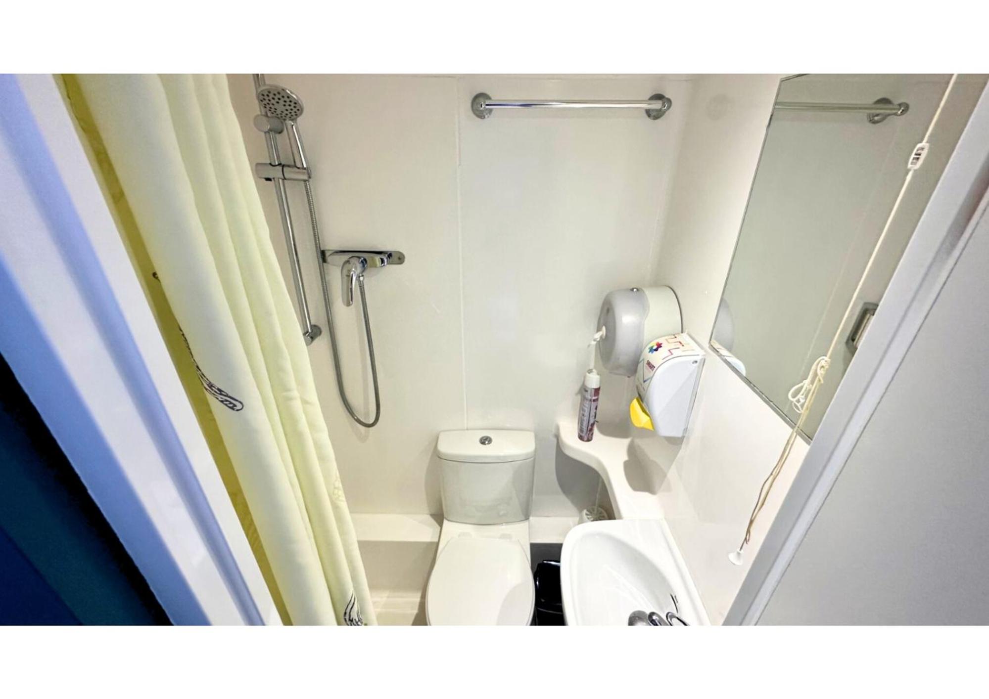 4-Bed Mixed Dormitory Room with Private Bathroom photo 3