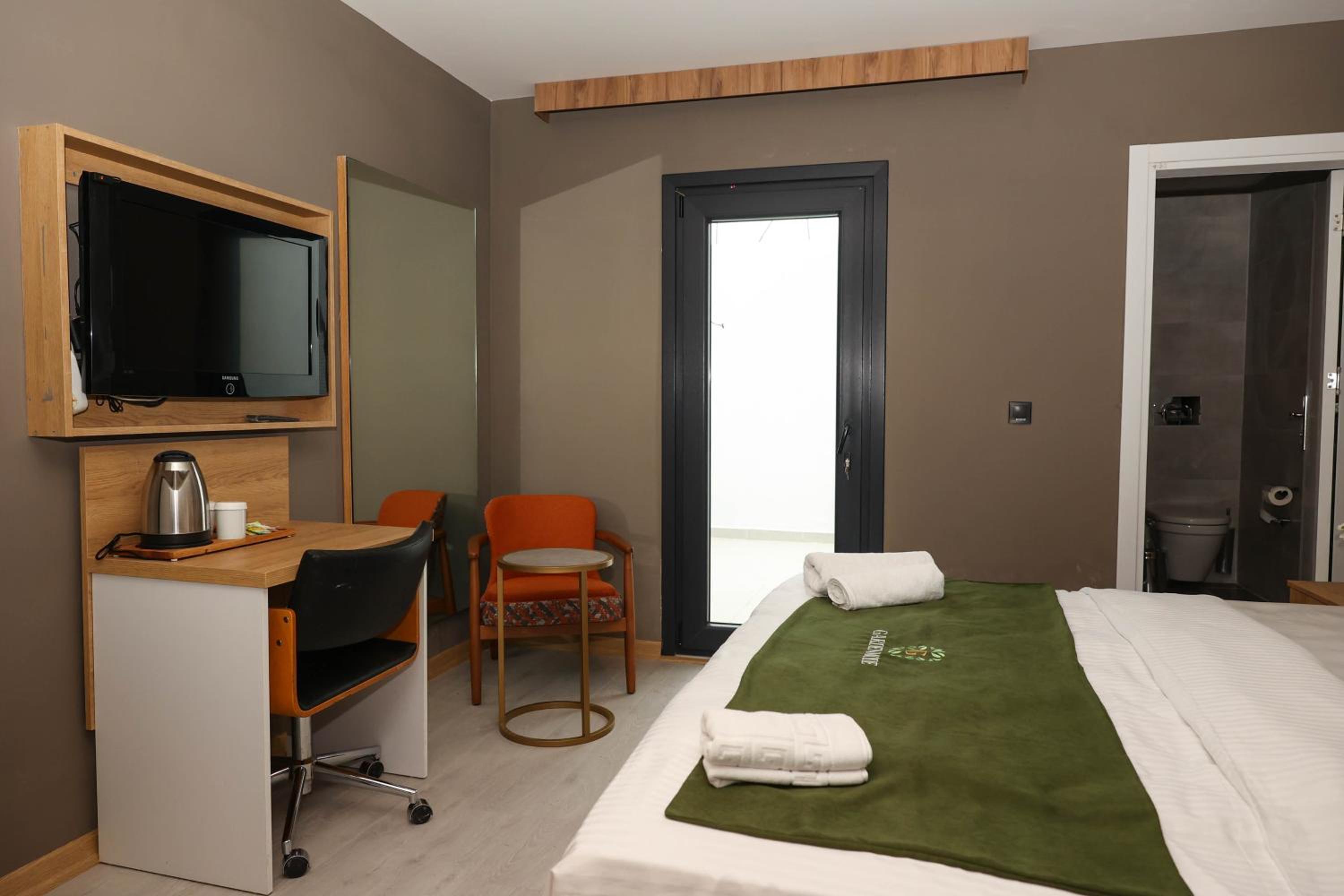 Deluxe Double Room with Balcony - Photo 17