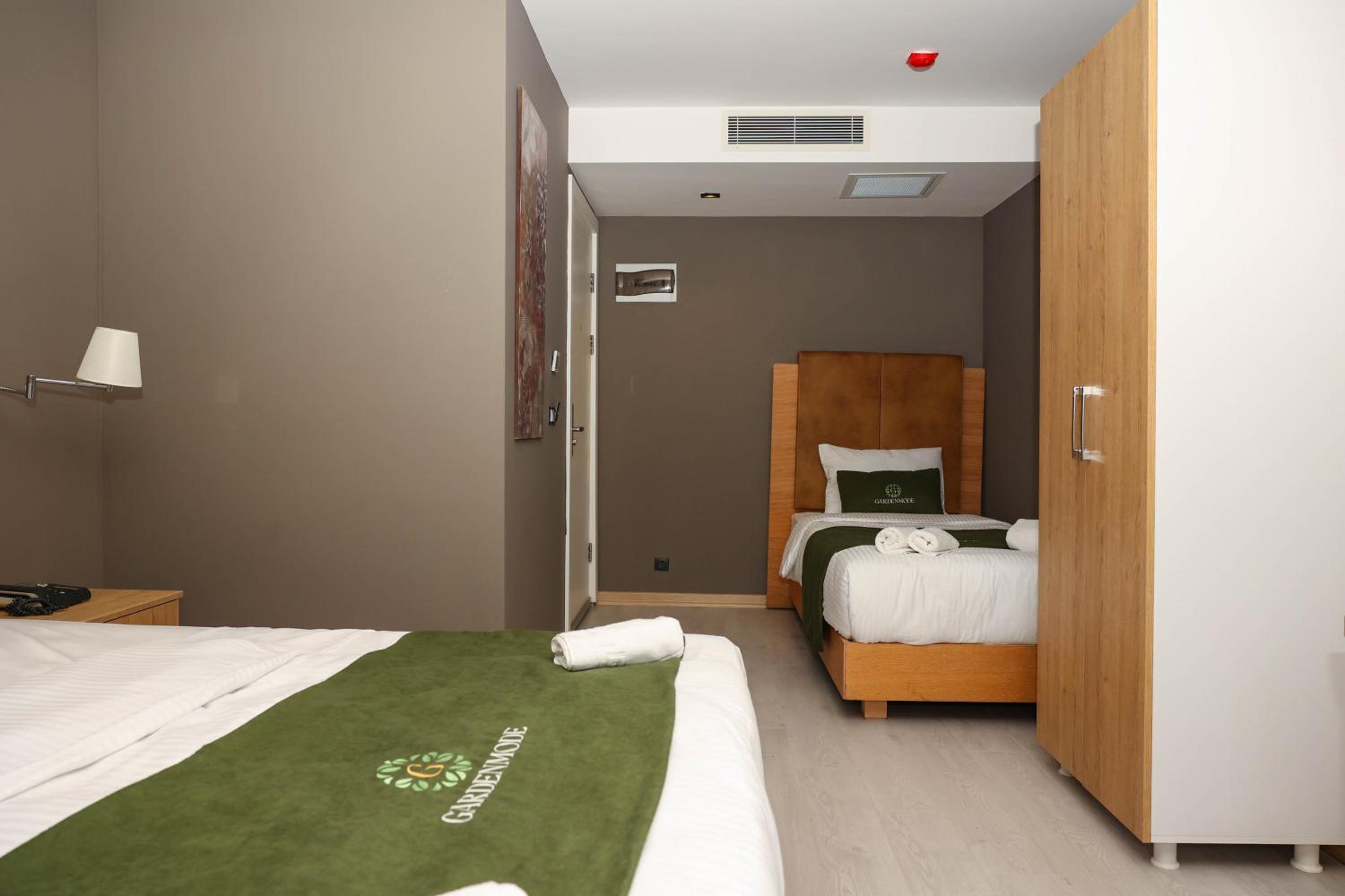 Deluxe Double Room with Balcony - Photo 16