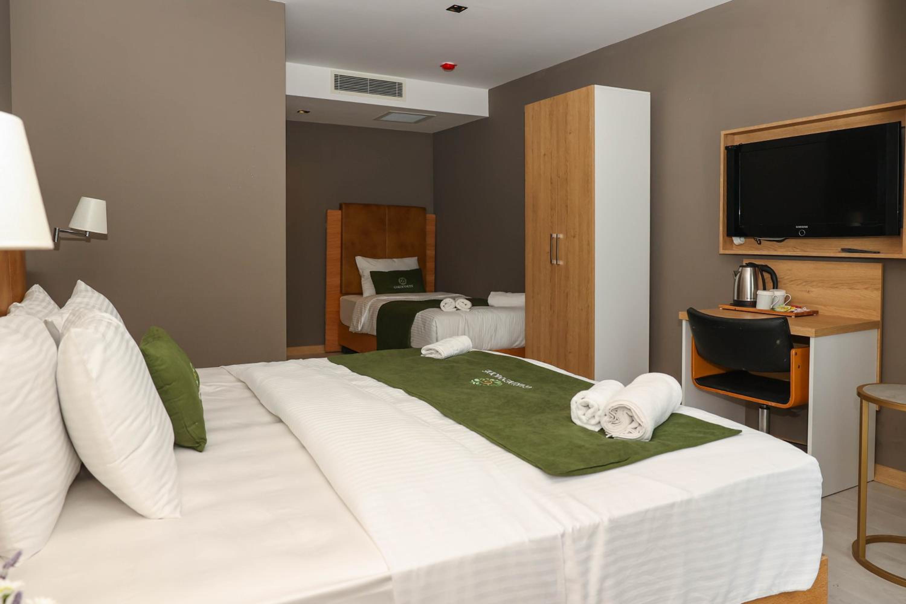 Deluxe Double Room with Balcony - Photo 14