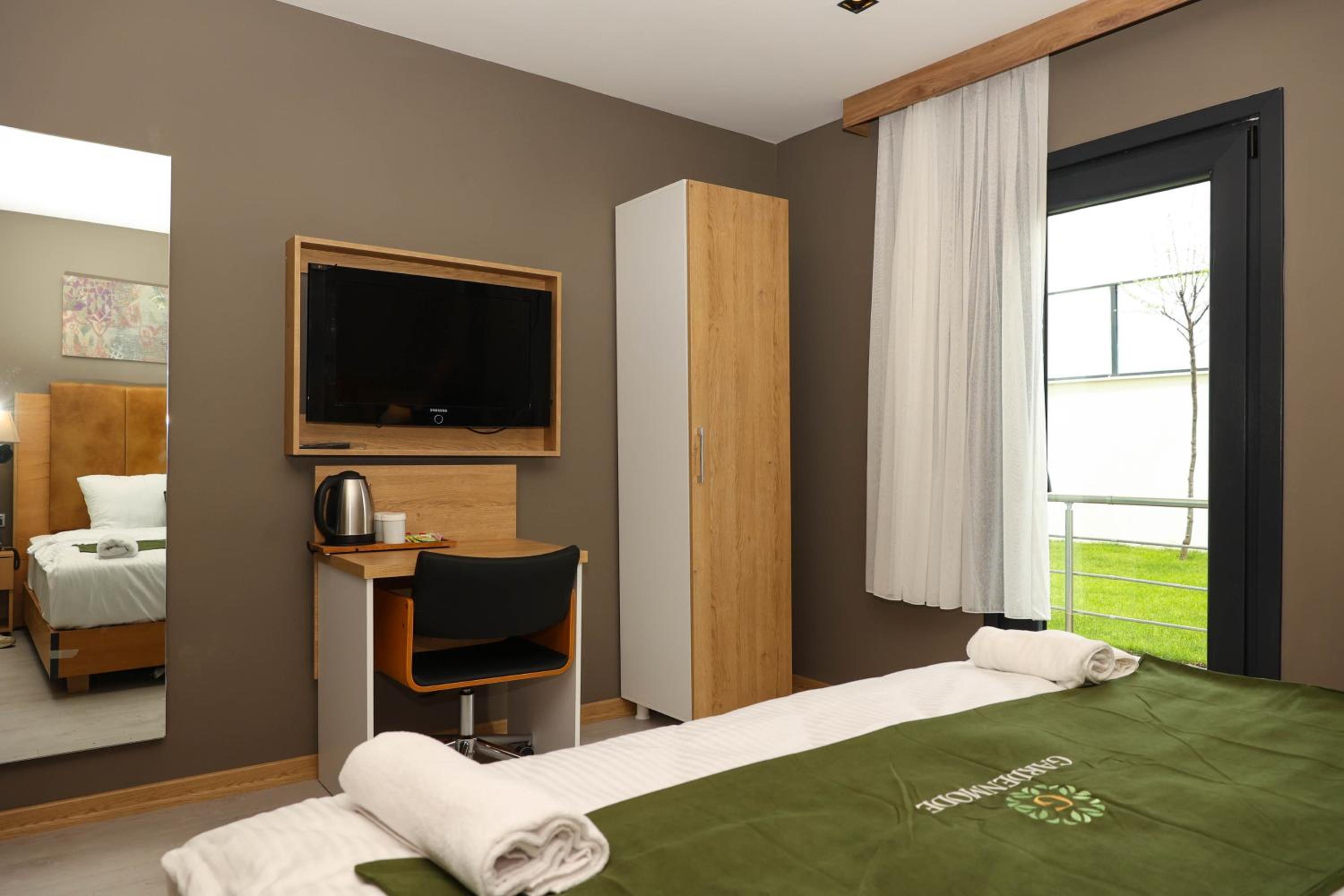 Deluxe Double Room with Balcony - Photo 13