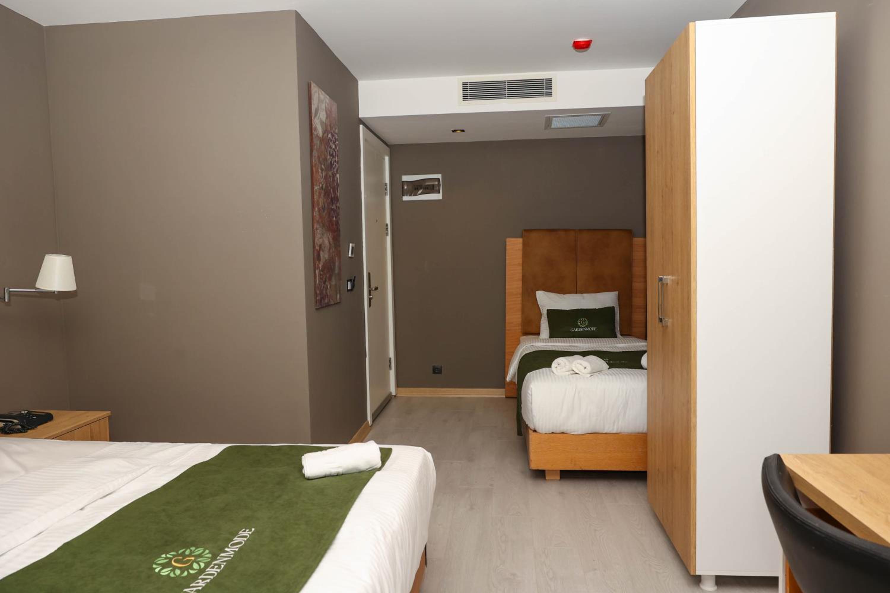 Deluxe Double Room with Balcony - Photo 12