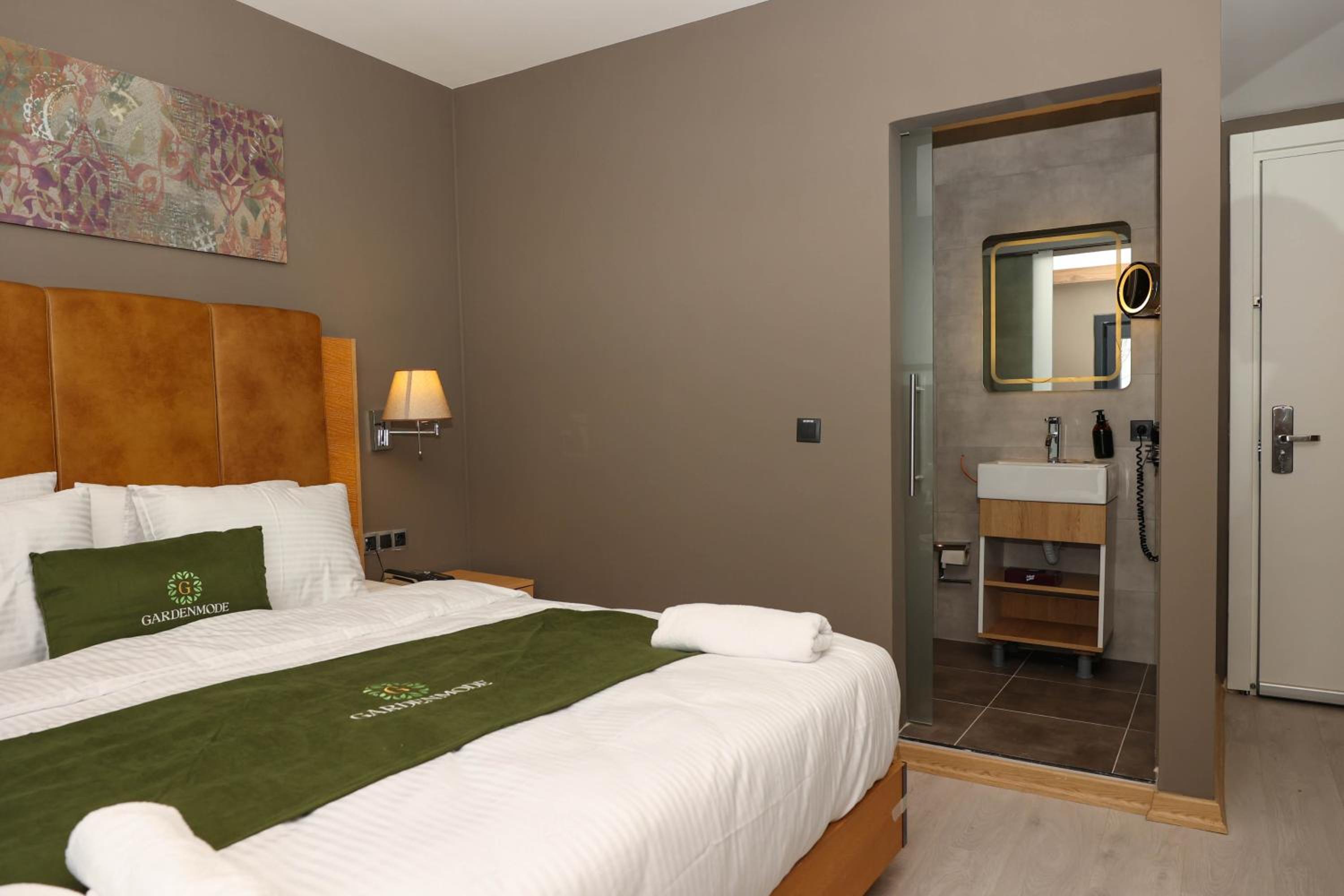 Deluxe Double Room with Balcony - Photo 11