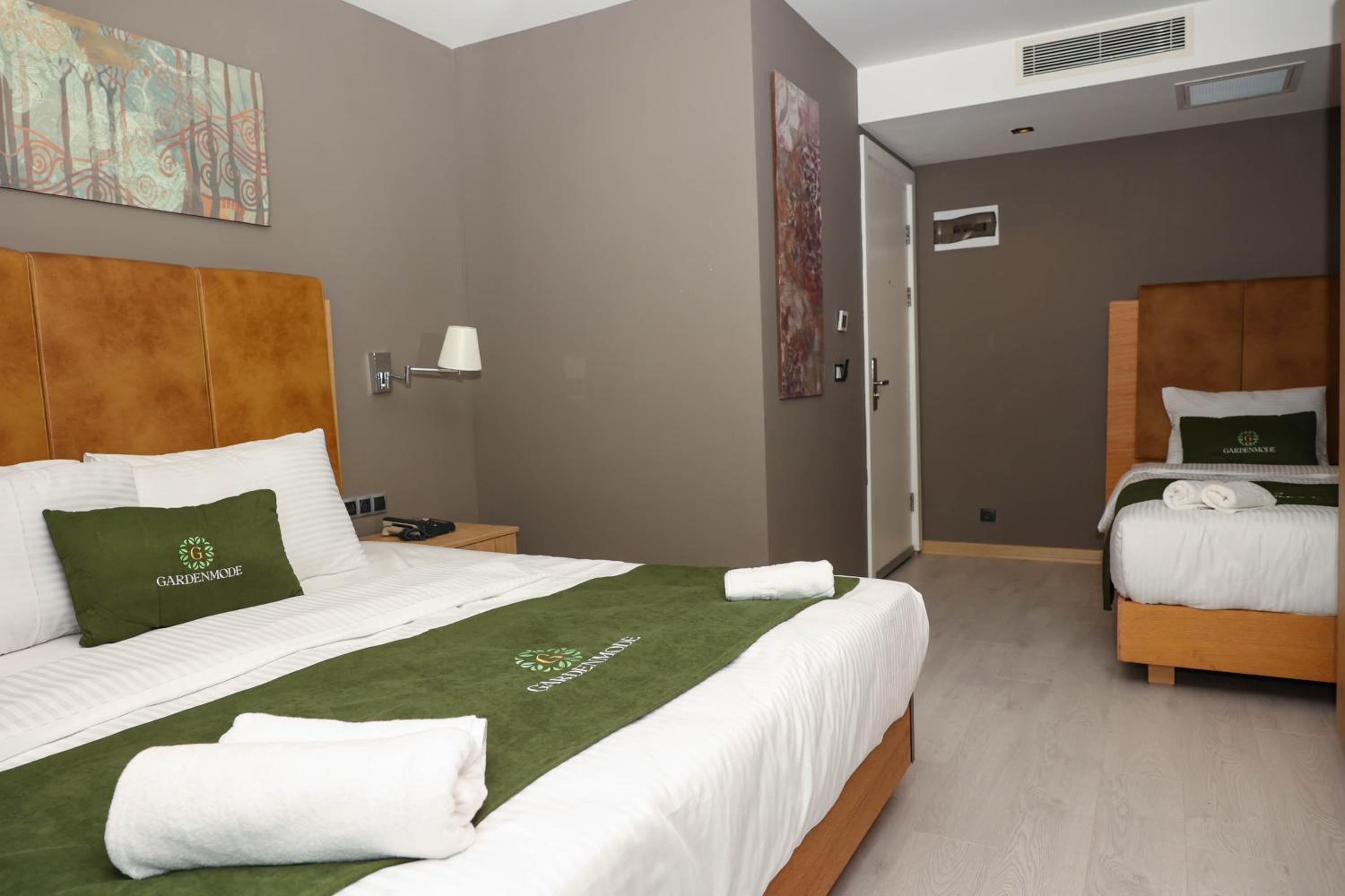 Deluxe Double Room with Balcony - Photo 10