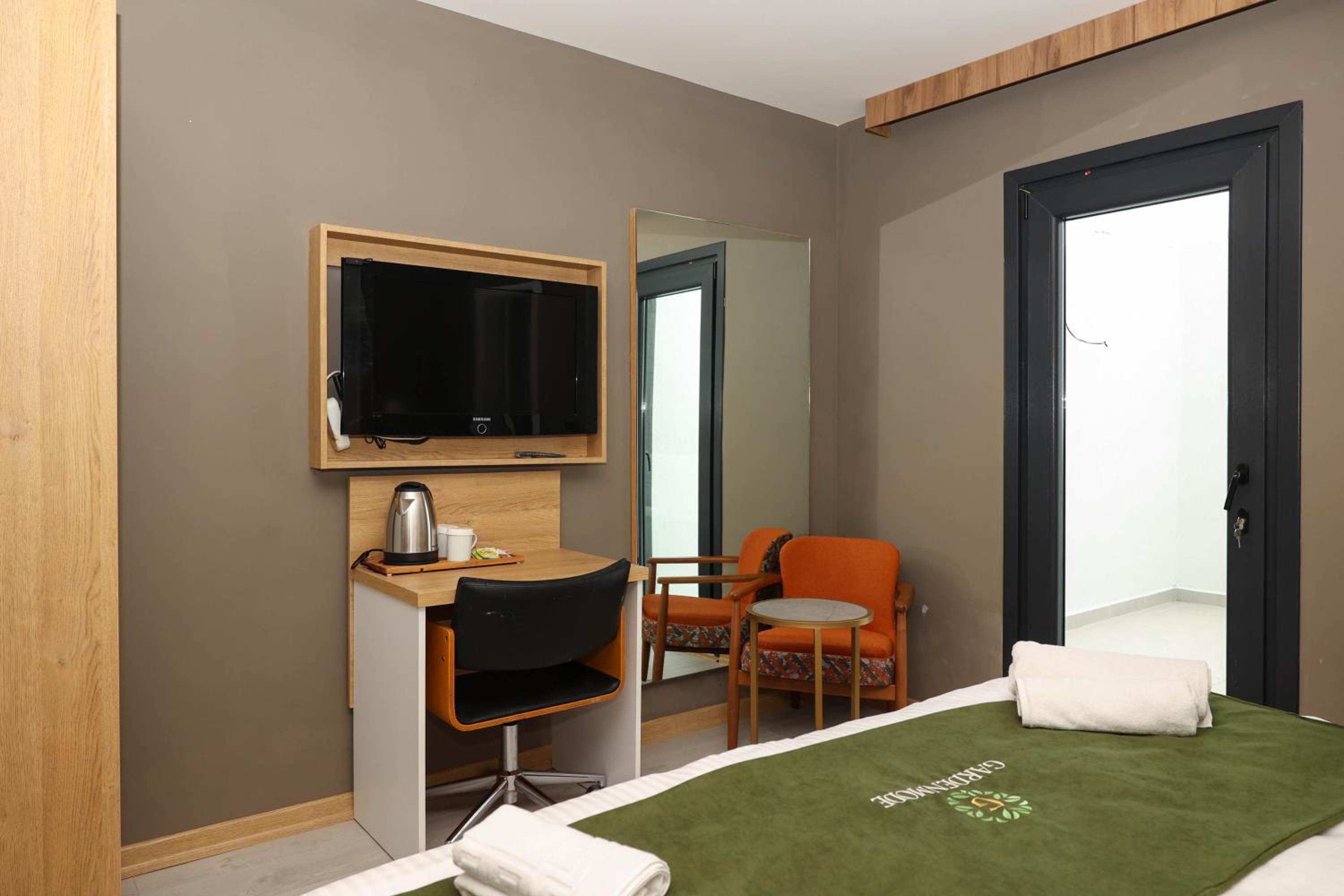 Deluxe Double Room with Balcony - Photo 7