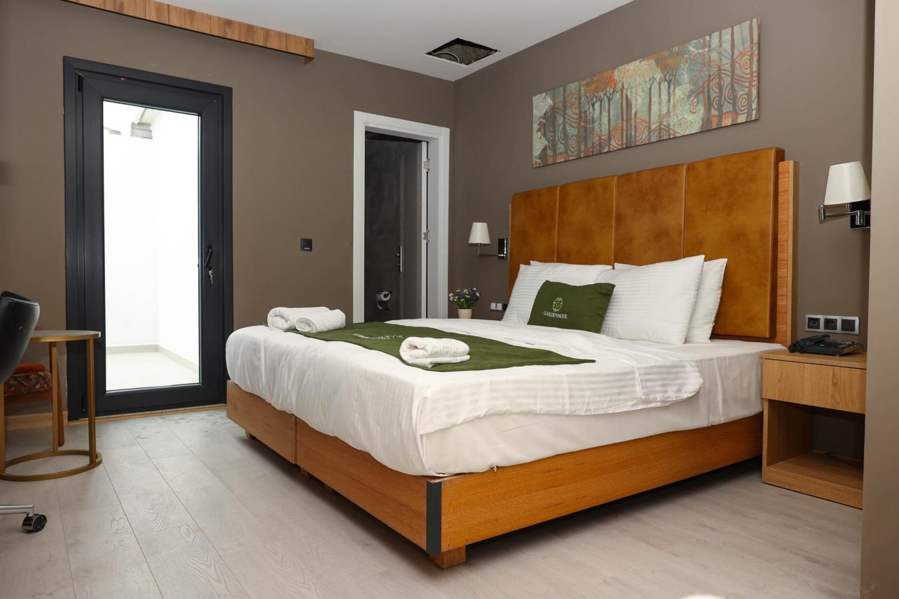 Deluxe Double Room with Balcony - Photo 6