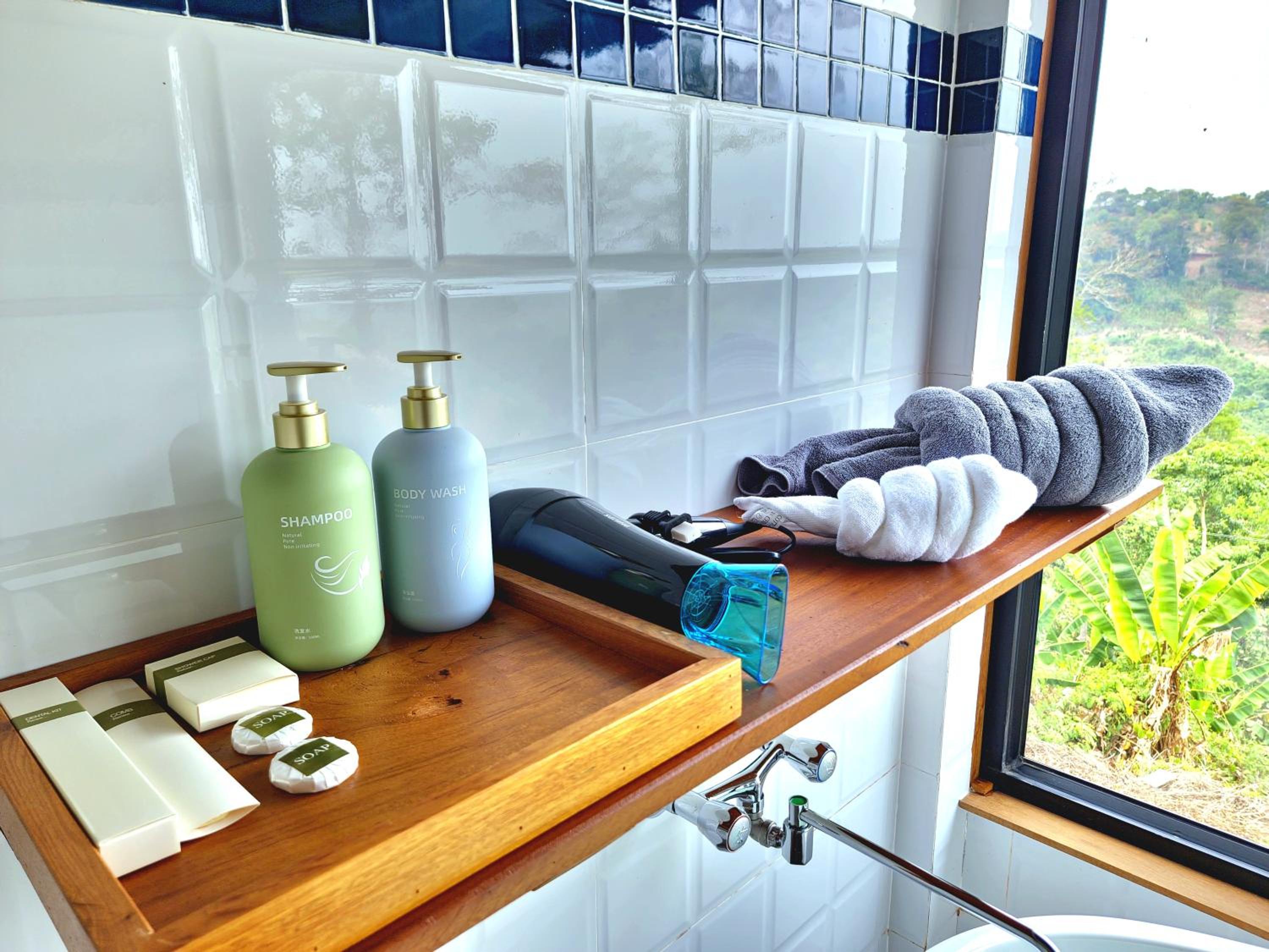 Deluxe Family Suite - Photo 11