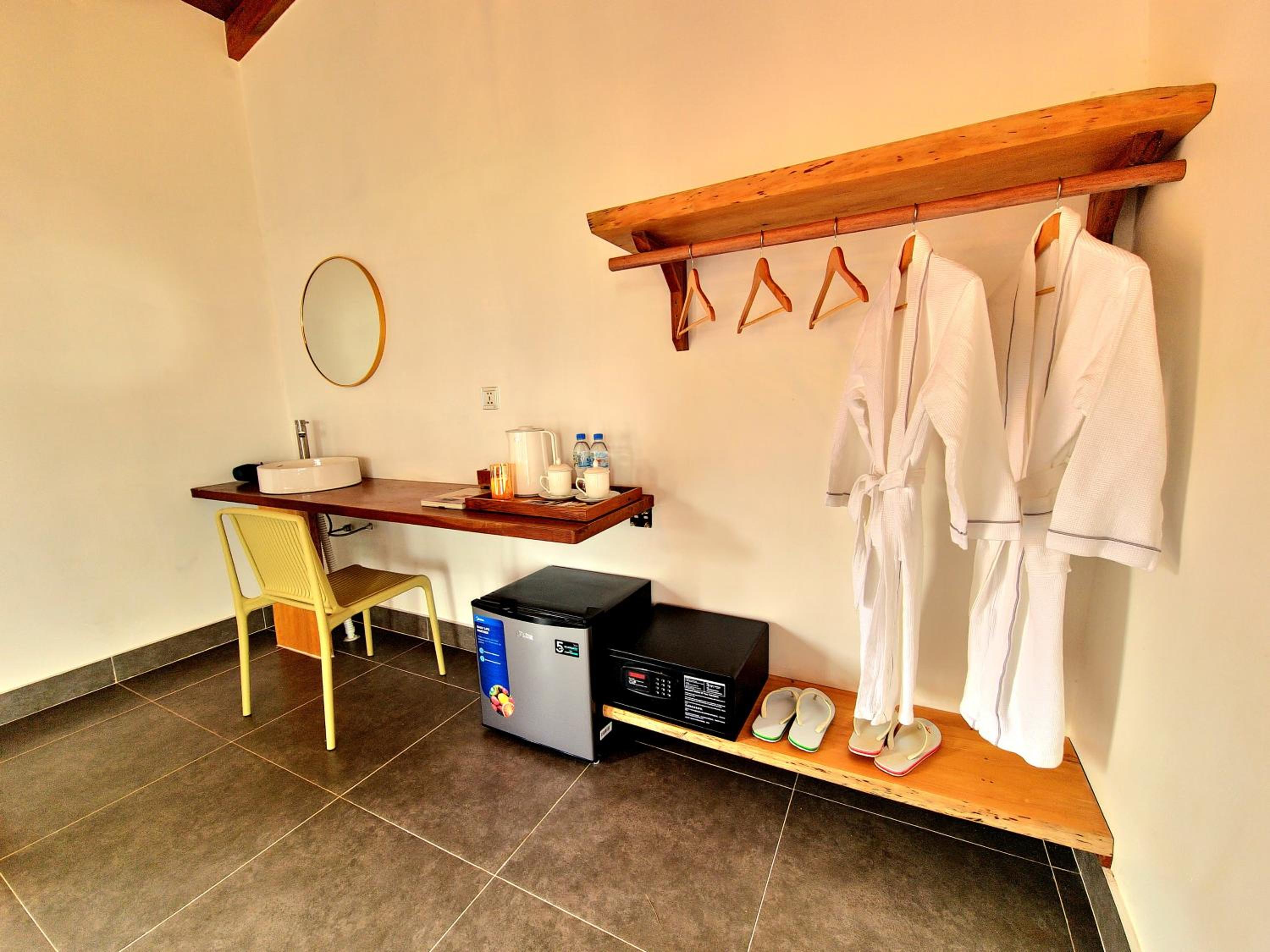 Deluxe Family Suite - Photo 12