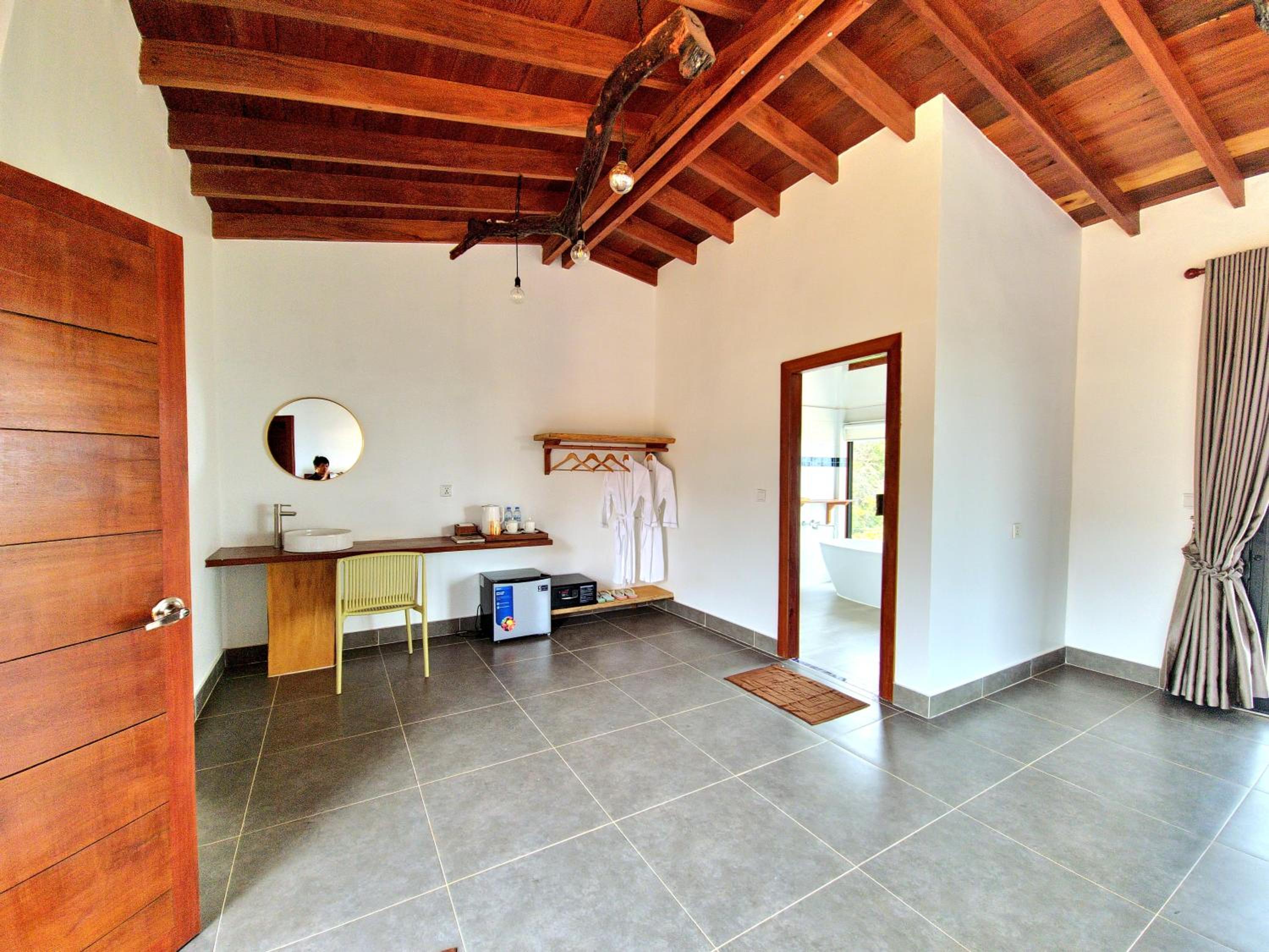 Deluxe Family Suite - Photo 15
