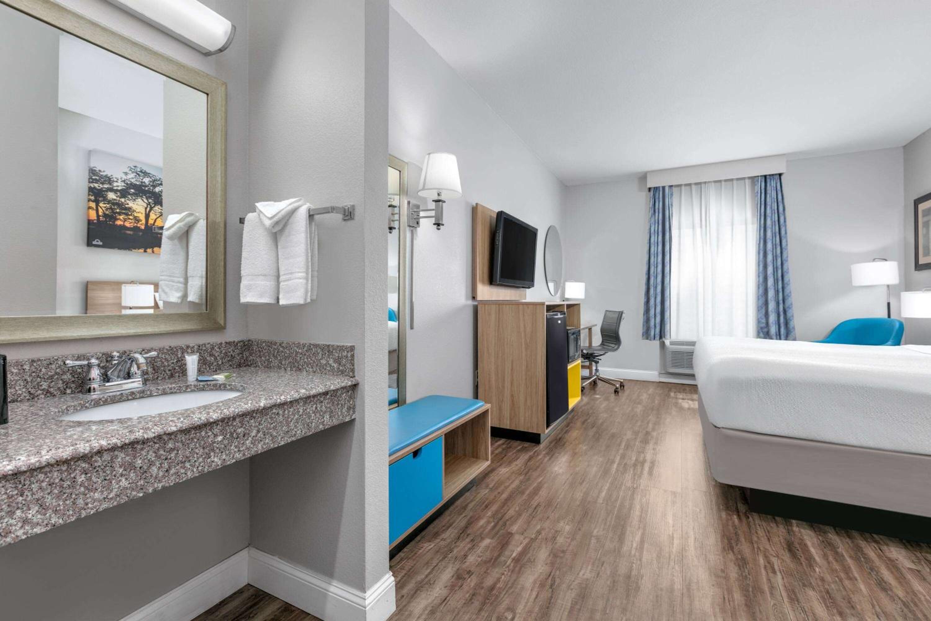 King Room - Disability Access - Non-Smoking - Photo 3