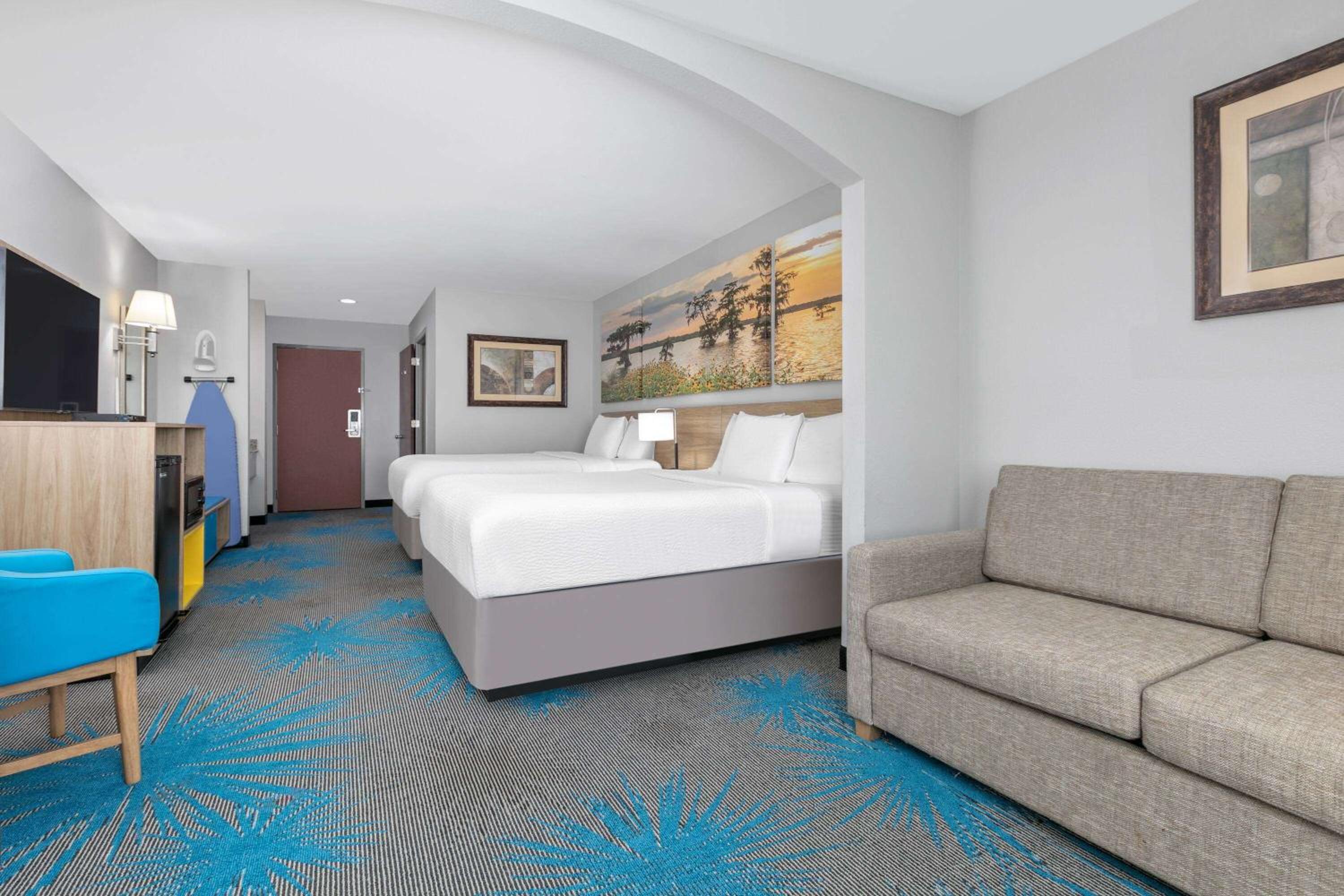 Queen Room with Two Queen Beds - Non-Smoking - Photo 1