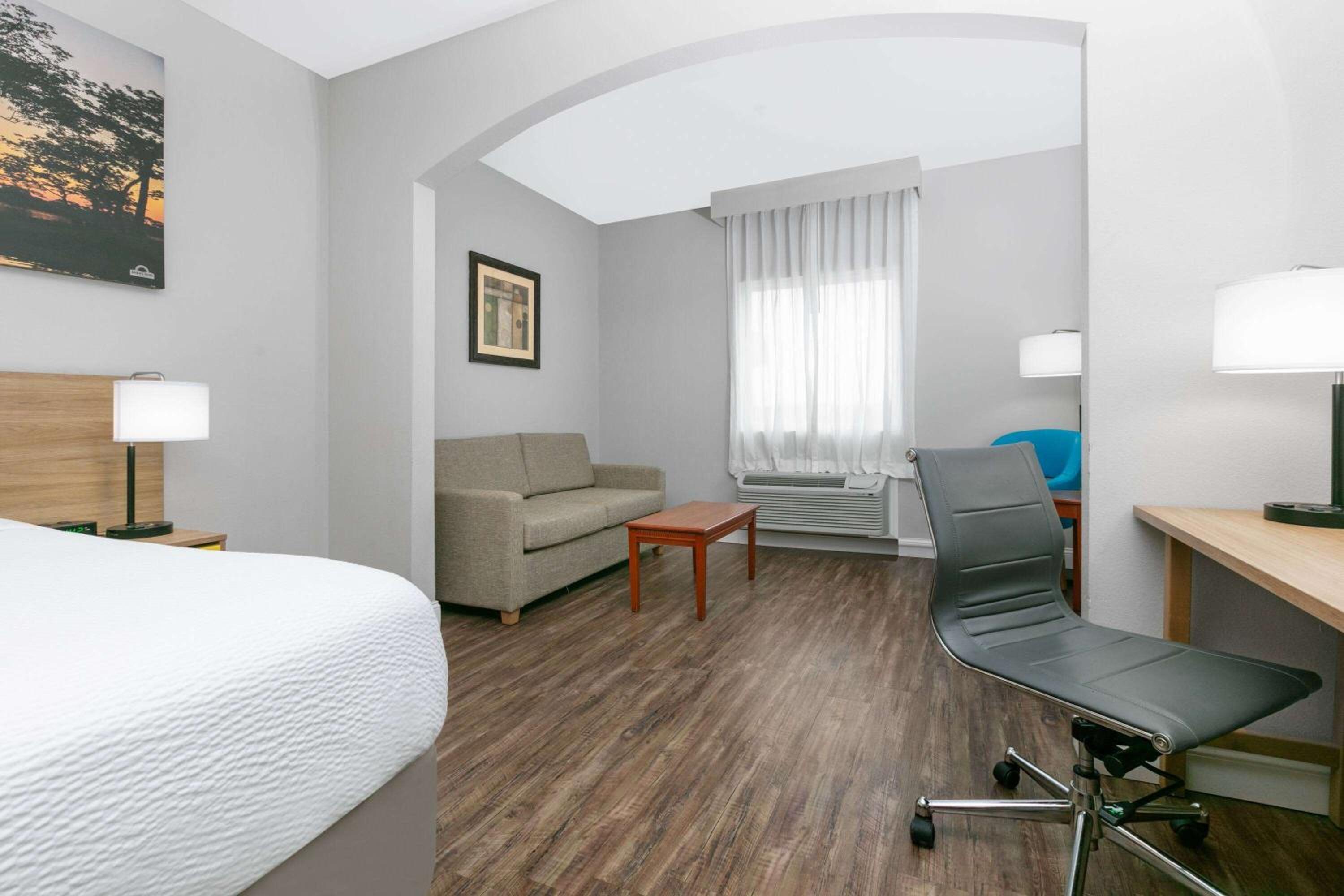 Queen Room with Two Queen Beds - Non-Smoking - Photo 4