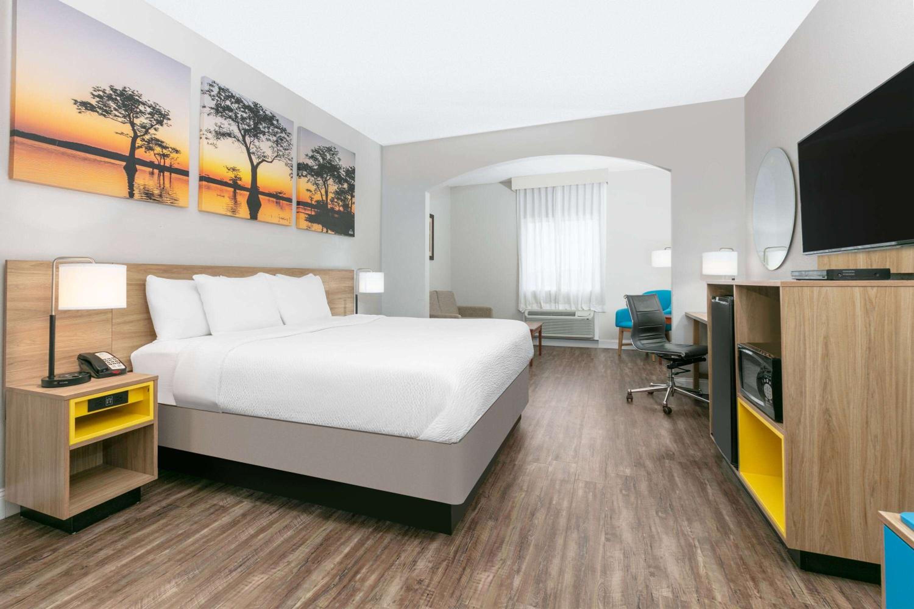 Business King Room - Non-Smoking - Photo 1
