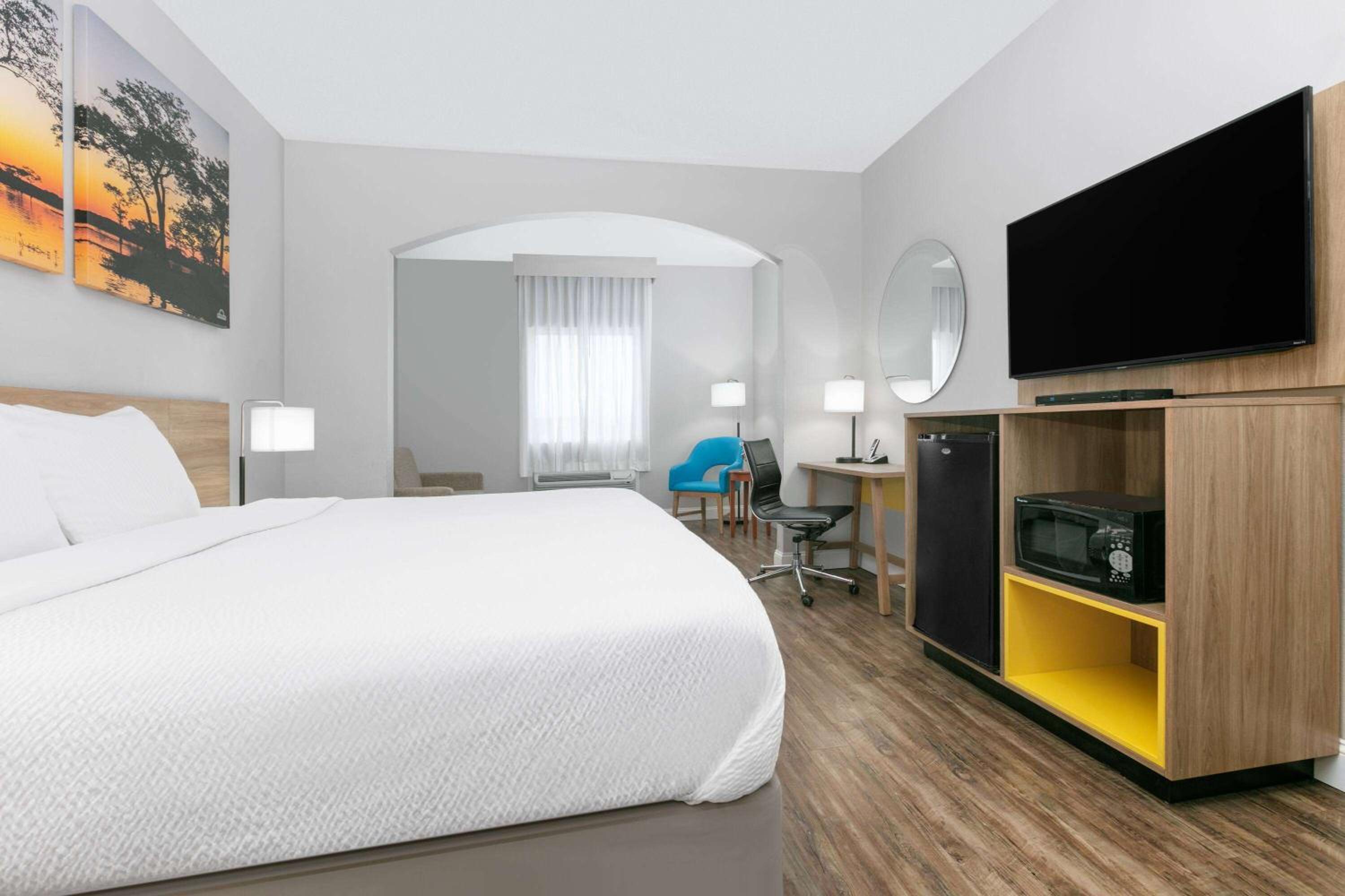 Business King Room - Non-Smoking - Photo 2