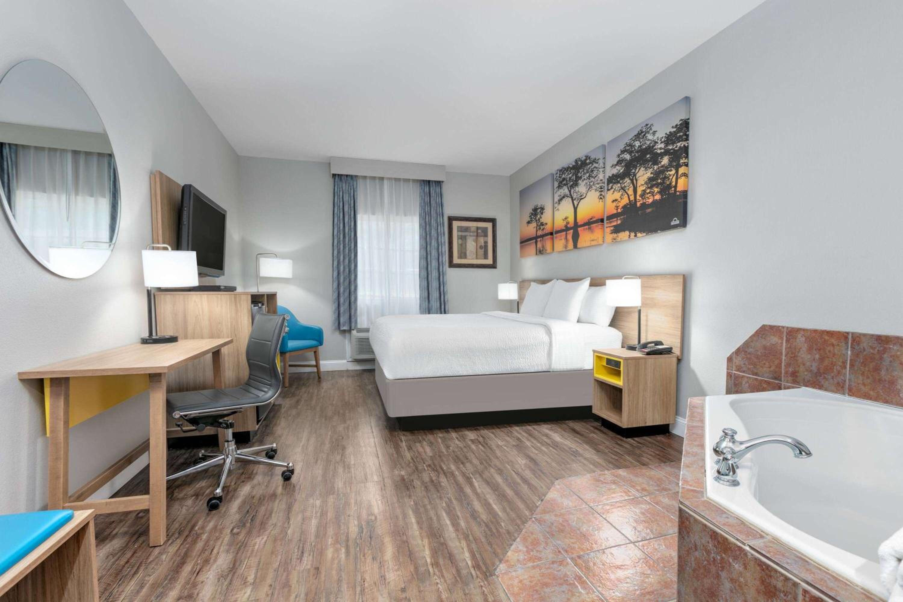 Deluxe Business King Room - Non-Smoking - Photo 1